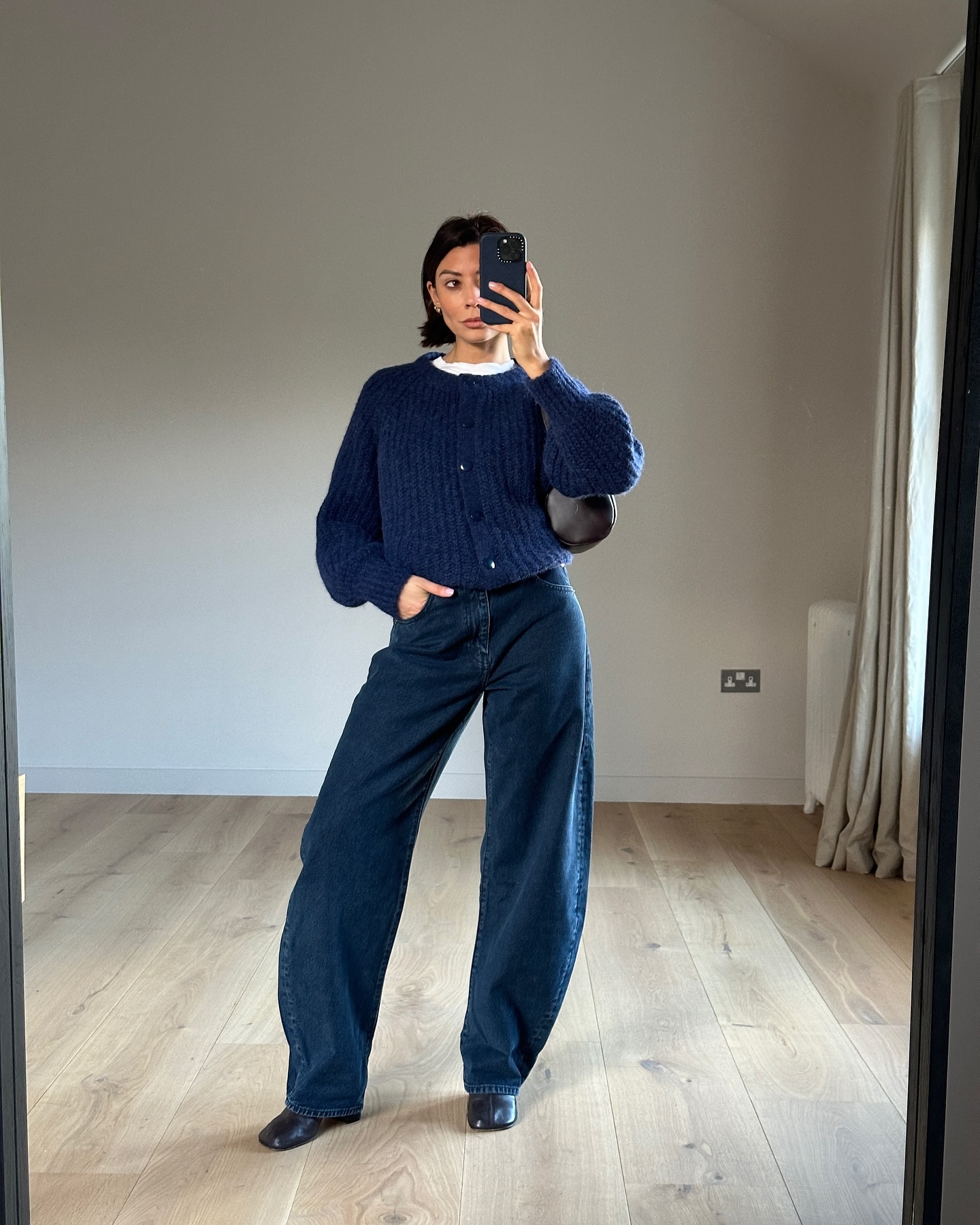 주목해야 할 청바지 트렌드 4👖

일상 속 자주 찾게 되는 코디 아이템은 바로 청바지죠💙 다가오는 봄, 유행할 청바지 트렌드 4가지를 소개해 드릴게요!

1. 항아리 핏의 배럴 진
2. 다크 워싱 진
3. 스트레이트 진
4. 와이드 진 이미지3