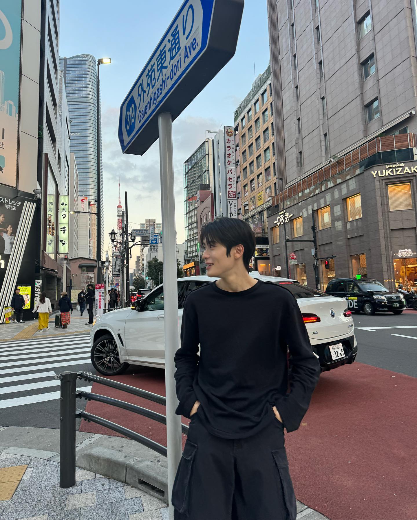 인스타도 잘하는 발렌타인보이💚

발렌타인데이인 오늘, 생일인 아이돌이 있죠. 바로 NCT의 재현인데요. ‘발렌타인보이🍫’ 재현은 SNS 피드가 예쁘다고 소문이 자자하죠. 생일을 맞이해 그의 피드를 한번 살펴볼까요?

잘생긴 비주얼에 힙한 패션 센스까지 돋보이죠. 자연스러운 셀카부터 감각적인 풍경샷까지, 모든 사진이 하나의 작품처럼 보이죠. 특히, 재현 특유의 색감과 구도는 많은 팬들에게 손민수 욕구를 불러일으킵니다. 

빈티지하면서도 깔끔한 스타일 덕분에 패션 아이콘으로도 손꼽히죠. 덕분에 그의 피드는 팬뿐만 아니라 일반인들에게도 인기가 많은데요. 프라다 엠버서더인 그, 프라다 제품들을 활용한 룩도 많이 보이네요.

SNS에서 ‘남친짤 장인’으로도 유명한 재현! 훈훈한 분위기와 자연스러운 표정 연출로 보는 사람마저 설레게 만듭니다. 덕분에 그의 사진은 남자친구 사진을 찍어줄 때 레퍼런스로 활용하기에도 딱이죠. 생일을 맞아 그의 피드를 정주행하며, 재현만의 감성을 느껴보는 건 어떨까요? 🎂💕 이미지1