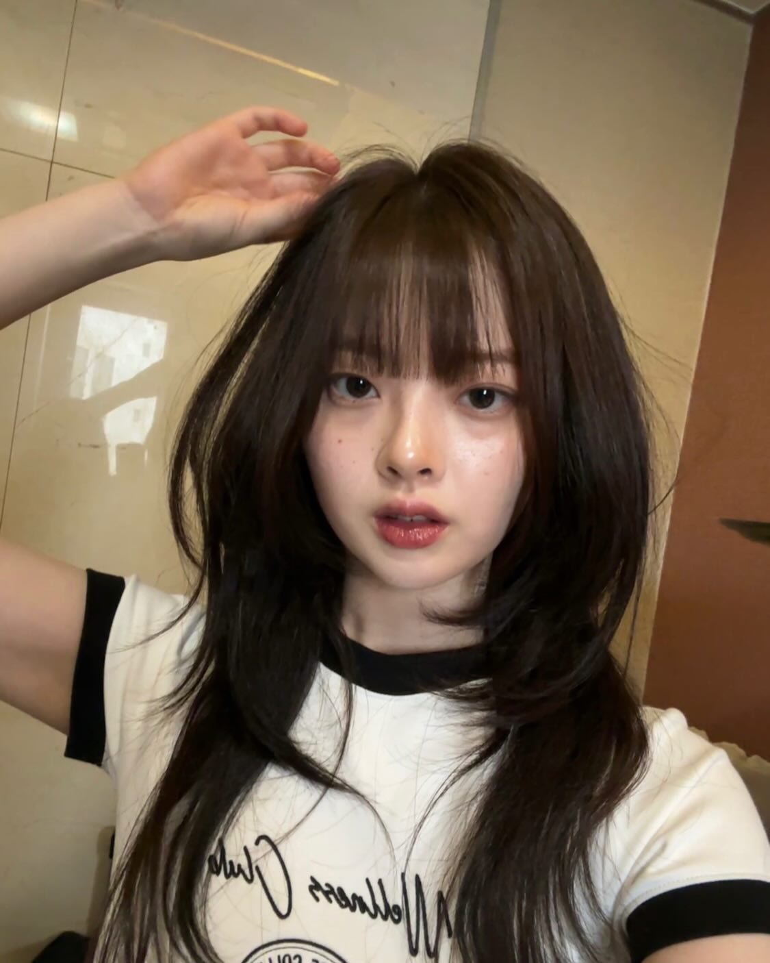 셀럽들이 자주 하는 헤어 팁💡
귀 옆 볼륨으로 중안부를 더 짧아보이게✔️ 이미지