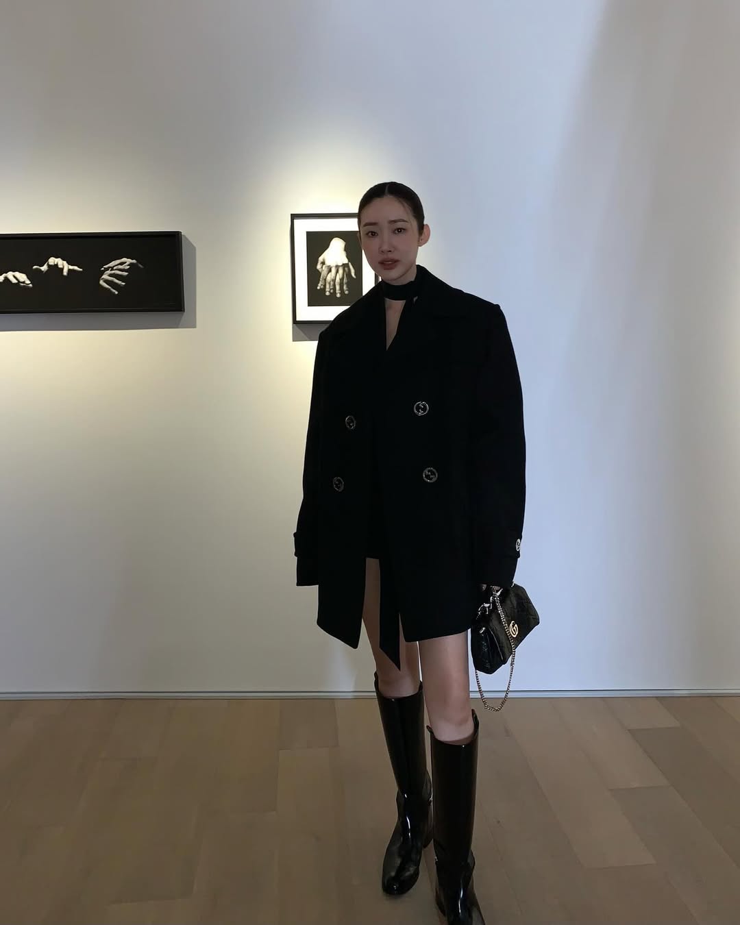 블랙의 무궁무진한 변신은 무죄!

블랙 미니 스커트에 검정 스타킹은 섹시한 스타일의 정석이에요. 캐주얼한 블랙 착장으로 센스 있게 소재를 믹스매치해서 시크하고 트렌디한 분위기를 연출할 수도 있답니다.

역시 블랙은 올타임 레전드🖤 이미지7