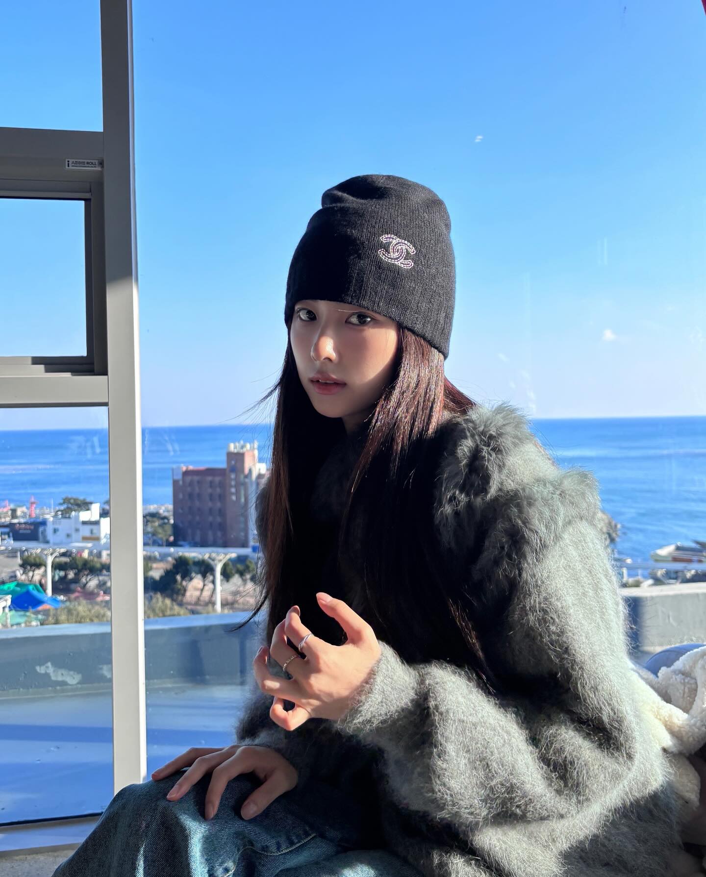 강혜원 코디로 보는 추천템 5✅

강혜원의 사복 속 5가지 아이템으로 완성하는 겨울 여친룩🤍

1. 비니
2. 화이트 상의
3. 그레이 코트
4. 목도리
5. 레오파드 이미지