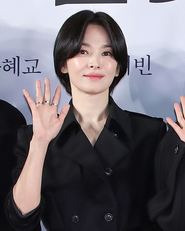 셀럽들이 자주 하는 헤어 팁💡
귀 옆 볼륨으로 중안부를 더 짧아보이게✔️ 이미지5