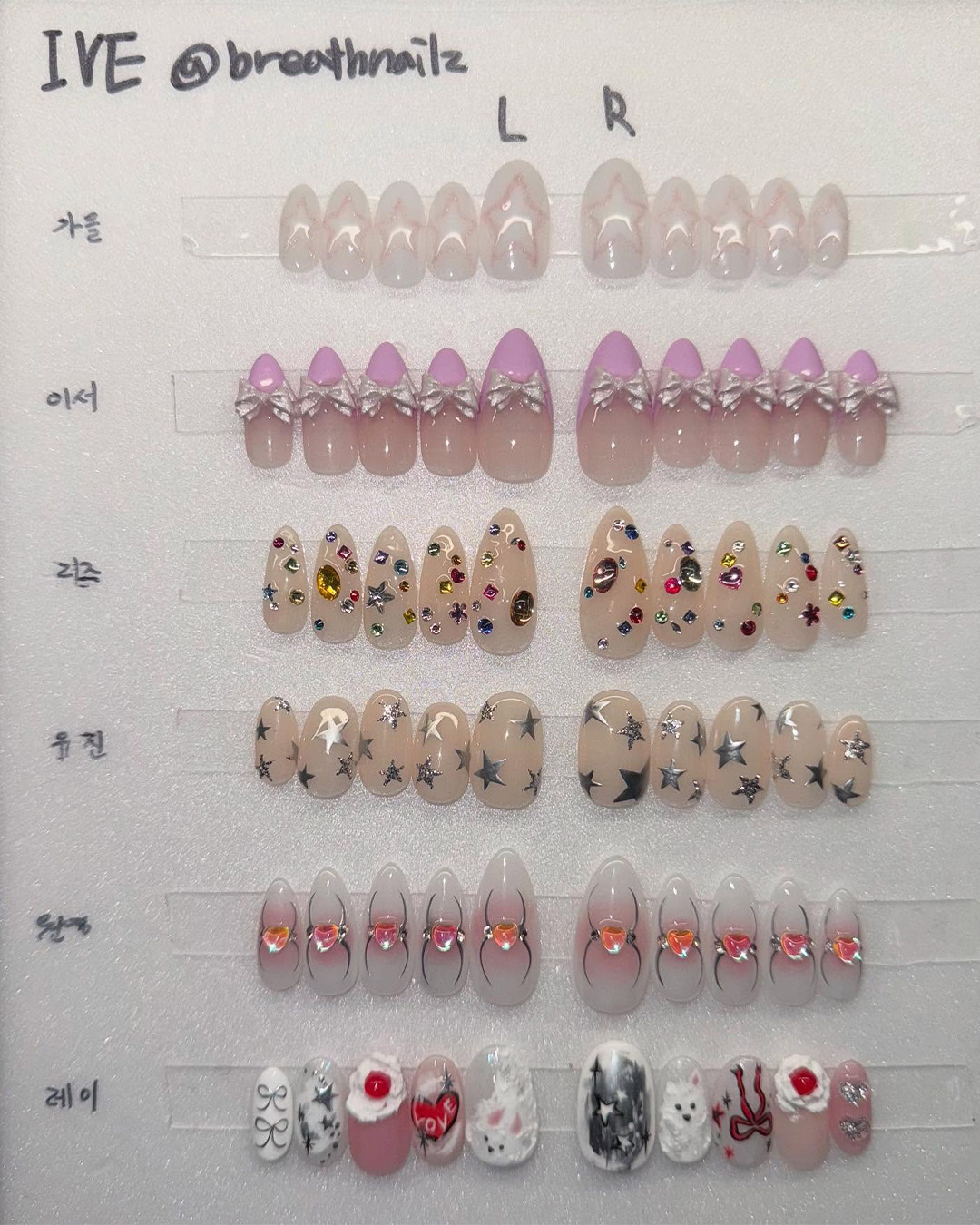 아이돌들의 네일, 자세히 보자🧐

아이돌들의 무대를 보다 보면 화려한 네일이 눈에 띄곤 하죠. 하지만 순간순간 바뀌는 장면 속에서 어떤 네일을 했는지 보이지 않을 때가 많습니다. 그래서 모아봤습니다! 아이돌들의 무대 네일 아트!

당당한 매력으로 돌아온 아이브의 네일(사진2-3)은 대체로 사랑스러운 이미지를 풍깁니다. 뮤직비디오에서 보여준 레이의 날개 네일(사진4)도 눈에 띄는데요. 독특한 디자인이 레이의 매력을 한층 더해줍니다.

태연의 네일(사진5)은 ‘Letter To Myself’ 콘셉트에 맞춰 차분하면서도 어딘가 록 느낌이 나는 아트네요. 에스파(사진6-7)는 ‘쇠맛 장인’다운 강렬한 콘셉추얼함을 손톱에서도 보여줍니다.

여자 아이돌만 네일 아트를 할 거라는 생각은 금물! 요즘은 남자 아이돌도 네일 아트에 공을 들이는데요. NCT WISH(사진8-9)는 콘셉트에 맞춰 청량하거나 키치한 디자인을 선보였습니다.

아이돌들은 무대에서 팁만 붙였다가 떼는 경우가 많기 때문에 데일리 네일보다는 화려하고 입체적인 아트가 주를 이루는데요. 여러분은 어떤 콘셉트의 네일 아트가 가장 마음에 드시나요? 💅✨ 이미지3