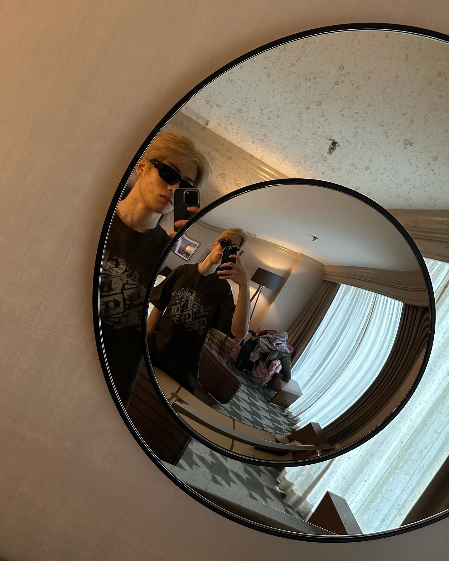 인스타도 잘하는 발렌타인보이💚

발렌타인데이인 오늘, 생일인 아이돌이 있죠. 바로 NCT의 재현인데요. ‘발렌타인보이🍫’ 재현은 SNS 피드가 예쁘다고 소문이 자자하죠. 생일을 맞이해 그의 피드를 한번 살펴볼까요?

잘생긴 비주얼에 힙한 패션 센스까지 돋보이죠. 자연스러운 셀카부터 감각적인 풍경샷까지, 모든 사진이 하나의 작품처럼 보이죠. 특히, 재현 특유의 색감과 구도는 많은 팬들에게 손민수 욕구를 불러일으킵니다. 

빈티지하면서도 깔끔한 스타일 덕분에 패션 아이콘으로도 손꼽히죠. 덕분에 그의 피드는 팬뿐만 아니라 일반인들에게도 인기가 많은데요. 프라다 엠버서더인 그, 프라다 제품들을 활용한 룩도 많이 보이네요.

SNS에서 ‘남친짤 장인’으로도 유명한 재현! 훈훈한 분위기와 자연스러운 표정 연출로 보는 사람마저 설레게 만듭니다. 덕분에 그의 사진은 남자친구 사진을 찍어줄 때 레퍼런스로 활용하기에도 딱이죠. 생일을 맞아 그의 피드를 정주행하며, 재현만의 감성을 느껴보는 건 어떨까요? 🎂💕 이미지4