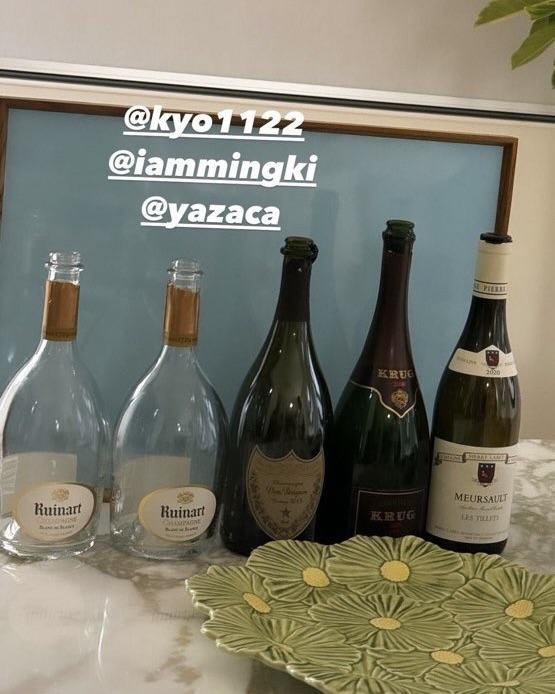 강민경 픽으로 분위기 내보자🍷💕

발렌타인데이에 분위기를 내고 싶다면 맛잘알로 유명한 강민경이 선택한 와인과 샴페인을 참고해보세요! 그녀가 엄정화, 송혜교와 송혜교의 집에서 즐긴 것들을 가져왔습니다. 맛있는 것들로만 골라 먹었다고 하는데요!

첫번째, 루이나 블랑 드 블랑입니다. 이 샴페인은 샤르도네 100%로 만들어져 상큼한 시트러스 향과 크리미한 텍스처가 돋보입니다. 가격도 약 10만 원대로, 비교적 부담 없이 즐길 수 있는 샴페인이죠. 반면 돔 페리뇽 빈티지 2013은 한층 더 고급스러운 선택입니다. 깊고 복합적인 풍미를 지닌 이 샴페인은 약 30~40만 원대 가격으로 특별한 날을 더욱 특별하게 만들어줍니다.

여기에 KRUG 2000도 있는데요. 크루그는 최상급 샴페인 브랜드로 유명하죠. 이 빈티지는 약 70만 원 이상의 가격대를 자랑하며, 견과류와 감귤류의 깊은 풍미가 오랜 여운을 남깁니다. 샴페인 외에도 도멘 베뜰르모, 뫼르소 레 티에 2020 같은 부르고뉴 화이트 와인도 함께했는데요. 이 와인은 고소한 버터 향과 부드러운 바닐라 풍미가 매력적인데, 가격은 15-20만 원대입니다. 크림소스 요리나 해산물과도 잘 어울리는 화이트 와인이죠.

가격대가 부담스러우시다고요? 착한 가격의 와인도 준비했습니다. 강민경은 하와이 여행 중에도 지인들과 로제 와인을 즐겼는데, 그때 선택한 와인이 바로 샤또 데스클랑, 위스퍼링 엔젤입니다. 가격대도 3-4만 원대로 접근성이 좋은 편이죠. 복숭아와 베리류의 상큼한 향이 가득하고, 부담 없이 가볍게 즐길 수 있어 인기 있는 로제 와인입니다.

강민경이 선택한 와인들은 가격대가 3만 원부터 70만 원대까지 다양하지만, 공통점이 있다면 모두 맛과 품질이 뛰어나다는 점입니다. 발렌타인데이처럼 특별한 날에는 이렇게 분위기를 살려줄 와인을 선택해보는 것도 좋겠죠. 좋아하는 사람과 함께하는 한 잔의 와인은 그날을 더욱 로맨틱하게 만들어줄 테니까요🤎 이미지2