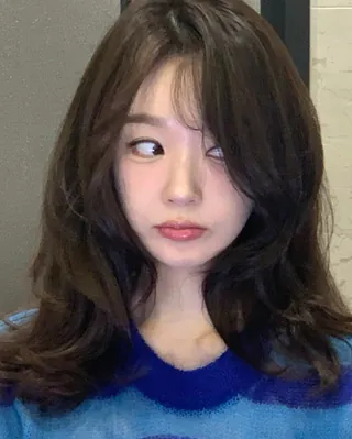 셀럽들이 자주 하는 헤어 팁💡
귀 옆 볼륨으로 중안부를 더 짧아보이게✔️ 이미지