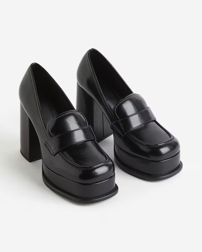 지수 옷이 디올…아니라고?🧐

블랙핑크 지수의 인기가요 무대 착장, 당연히 디올일 거라 예상했지만 의외의 브랜드였습니다! 😅

지수가 선택한 보디수트는 제네레이션 키스(GENERATION KISS)의 엘리너 칼라드 바디수트(ELEANOR COLLARED BODYSUIT)로, 가격은 6만 6천 원. 현재 공식 홈페이지에서는 4만 원대 프로모션까지 진행 중이네요. 함께 매치한 플리츠 미니 스커트는 벰버(VEM.VER) 제품으로, 가격은 12만 원대였습니다.

슈즈는 H&M의 힐 플랫폼 로퍼(Heeled Platform Loafers)로 5만 원대 제품이었죠. 디올이 아님에도 불구하고, 지수는 이 미니멀한 프레피 룩을 고급스럽게 소화해냈습니다.

액세서리는 역시 까르띠에 공주님다운 선택이었는데요. 지수가 왼손 위에 착용한 시계는 까르띠에 베누아였고, 반지는 러브 링(Love Ring)이었습니다. 오른팔에서 살짝 보이던 테니스 팔찌 같은 액세서리는 까르띠에 에센셜 라인 브레이슬릿이었죠.

명품이 아닌 옷도 명품처럼 보이게 만드는 지수 효과! 앞으로 그녀의 착장도 기대됩니다💖✨ 이미지4