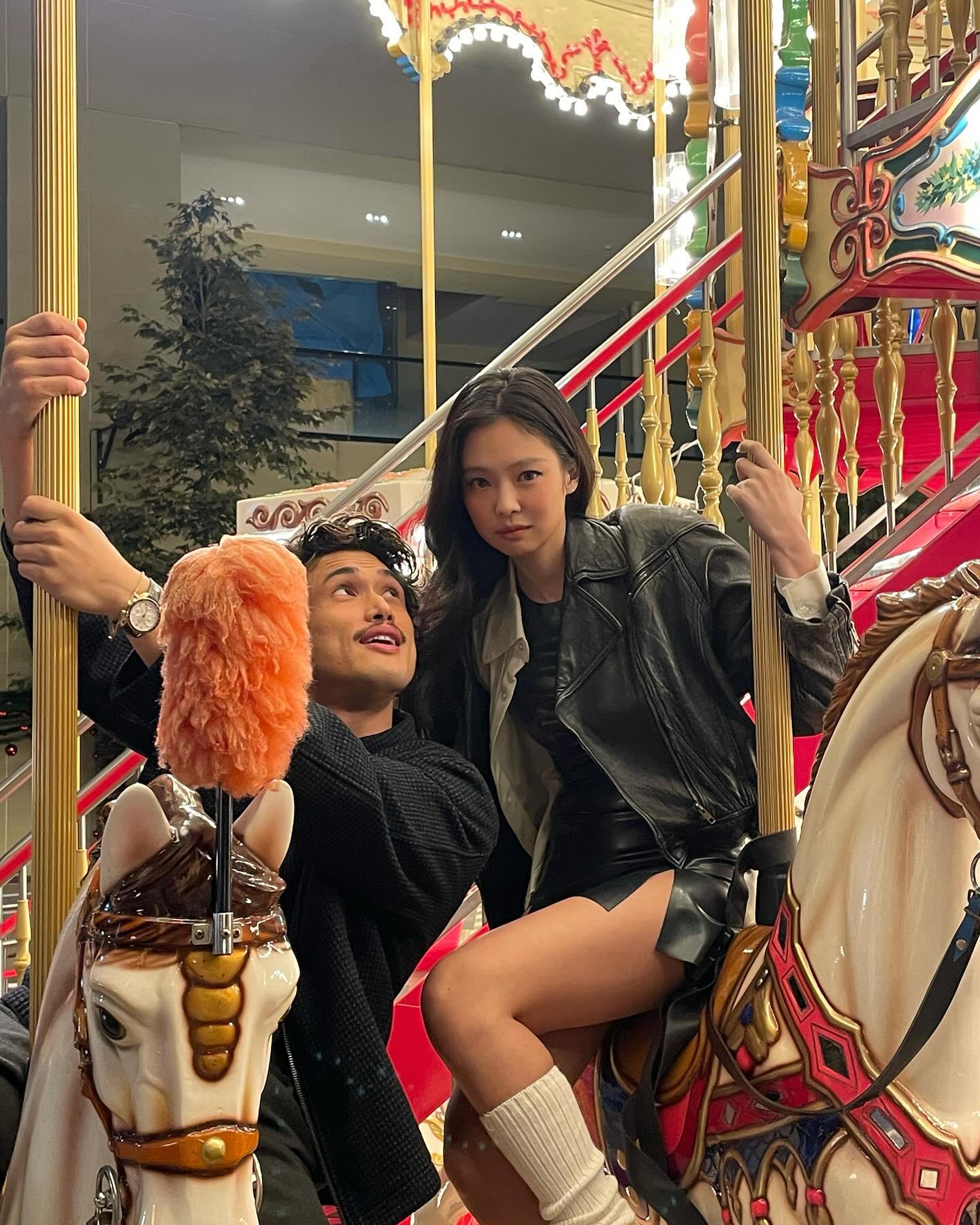 제니 x 찰스 멜튼, 커플 케미💘
보는 내가 다 간질간질한 '러브 행오버' 뮤비 속 커플 모먼트👩‍❤️‍👨 이미지