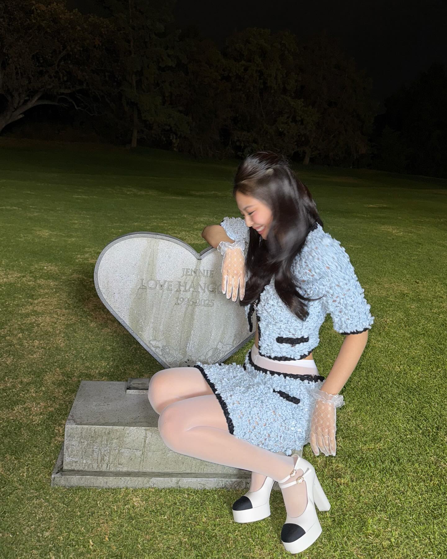 제니의 러브행오버 룩 살펴보자🔍 제니가 신곡 ‘러브행오버’ 뮤직비디오 비하인드 컷을 공개했죠. 뮤비 속 제니의 스타일링을 좀 더 자세히 볼 수 있었는데요. 눈에 띄는 주요 룩들을 정리해봤습니다. 먼저, 파란 꽃을 들고 관 안에 있던 장면에서 제니는 샤넬 2025 SS 레디투웨어 컬렉션의 38번 룩을 착용했어요. 새장에서의 탈출과 비상을 주제로 한 이번 컬렉션의 메시지와도 잘 어울리는 스타일이었죠. 볼링장 씬에서는 같은 컬렉션의 34번 룩 트위드 재킷을 선택했는데요. 화사한 컬러와 체크 패턴이 봄-여름 시즌에 딱 맞는 경쾌한 무드를 더해줬습니다. 여기에 스컬프터의 마이크로 쇼츠로 Y2K 감성을 가미하고, 룩의 포인트로 머리에 얹은 리본핀! 샤넬의 SET OF 2 BOW BARRETTES 제품으로, 두 개 세트에 108만 원대라고 하네요. 마지막으로 레스토랑 씬에서는 노르마 카말리(Norma Kamali)의 Caila Gown을 착용했어요. 상의는 바디수트, 하의는 시스루로 디자인된 유니크한 드레스로 시선을 사로잡았죠. 가격은 60만 원대로 이브닝드레스인 점을 감안하면 비교적 합리적인 편입니다. 뮤직비디오 속 제니는 특유의 감각으로 럭셔리와 컨템포러리를 믹스 매치해 완벽한 스타일링을 완성했네요. 역시 ‘인간 샤넬’다운 존재감입니다🖤 이미지