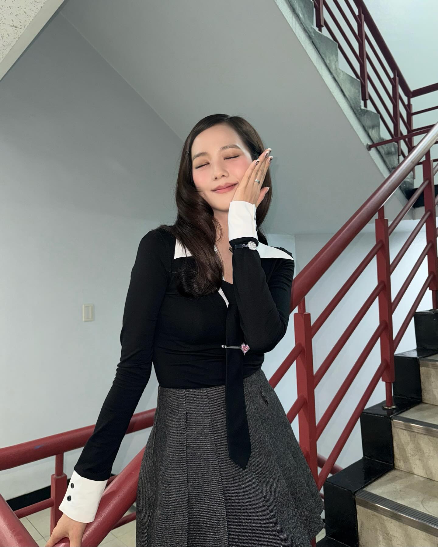 지수 옷이 디올…아니라고?🧐

블랙핑크 지수의 인기가요 무대 착장, 당연히 디올일 거라 예상했지만 의외의 브랜드였습니다! 😅

지수가 선택한 보디수트는 제네레이션 키스(GENERATION KISS)의 엘리너 칼라드 바디수트(ELEANOR COLLARED BODYSUIT)로, 가격은 6만 6천 원. 현재 공식 홈페이지에서는 4만 원대 프로모션까지 진행 중이네요. 함께 매치한 플리츠 미니 스커트는 벰버(VEM.VER) 제품으로, 가격은 12만 원대였습니다.

슈즈는 H&M의 힐 플랫폼 로퍼(Heeled Platform Loafers)로 5만 원대 제품이었죠. 디올이 아님에도 불구하고, 지수는 이 미니멀한 프레피 룩을 고급스럽게 소화해냈습니다.

액세서리는 역시 까르띠에 공주님다운 선택이었는데요. 지수가 왼손 위에 착용한 시계는 까르띠에 베누아였고, 반지는 러브 링(Love Ring)이었습니다. 오른팔에서 살짝 보이던 테니스 팔찌 같은 액세서리는 까르띠에 에센셜 라인 브레이슬릿이었죠.

명품이 아닌 옷도 명품처럼 보이게 만드는 지수 효과! 앞으로 그녀의 착장도 기대됩니다💖✨ 이미지