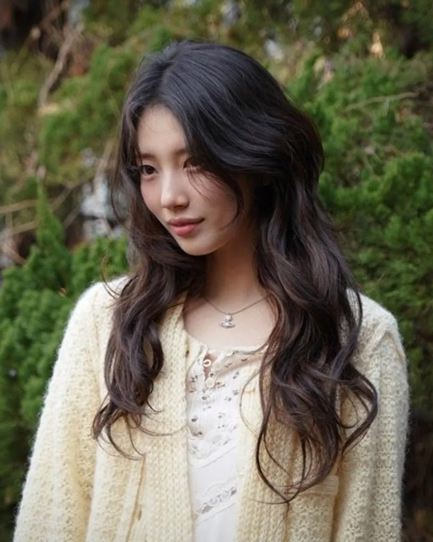 관념적 첫사랑상🤍
가디건 코디로 첫사랑미 낭낭한 뮤비 속 수지🫧 이미지3