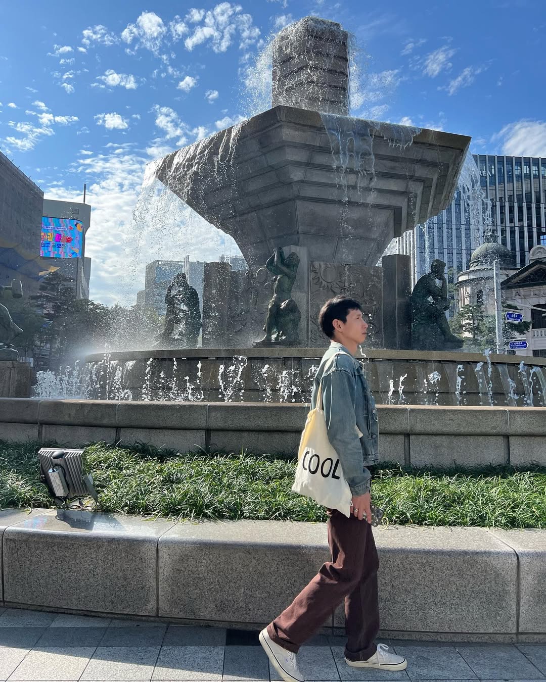 따뜻한 멋이 좋은 브라운팬츠👖
포근한 브라운 팬츠 하나로 따뜻함과 멋을 동시에 챙겨보세요🍂 이미지7