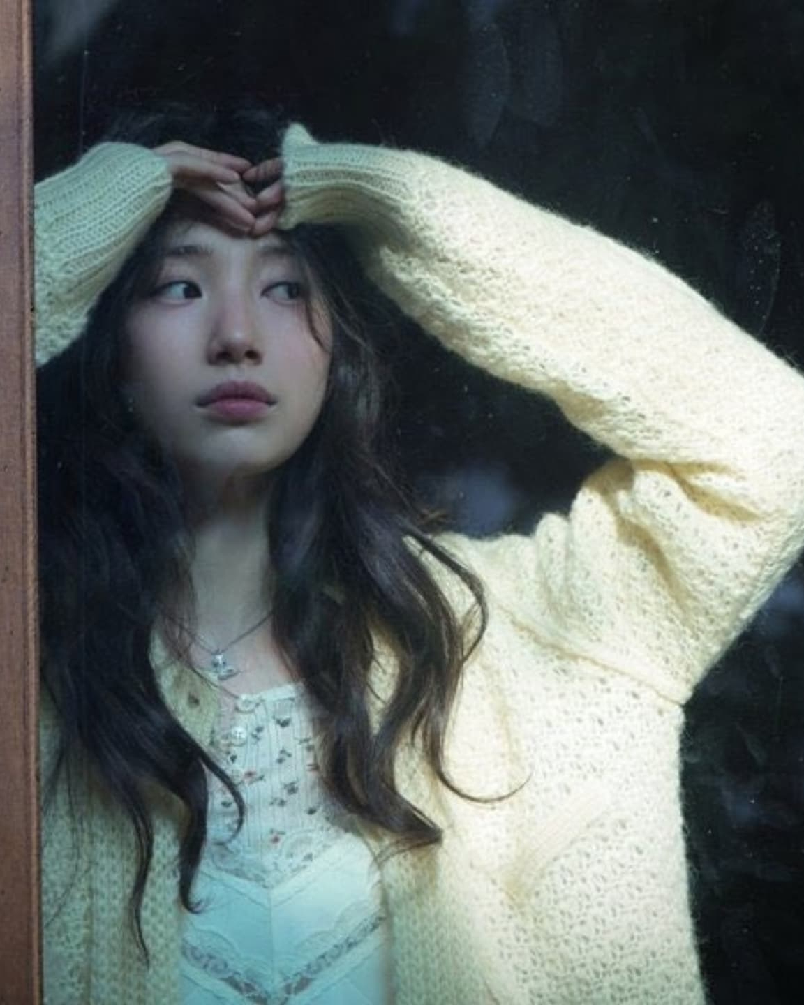관념적 첫사랑상🤍
가디건 코디로 첫사랑미 낭낭한 뮤비 속 수지🫧 이미지6