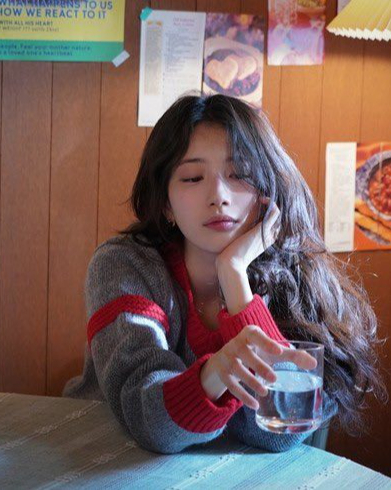 관념적 첫사랑상🤍
가디건 코디로 첫사랑미 낭낭한 뮤비 속 수지🫧 이미지4