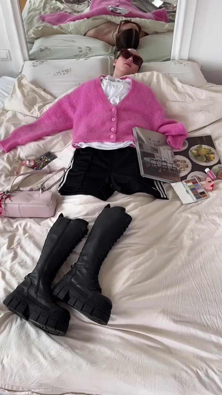 옷 입고 뛰쳐나갈 채비 알 유 레디?
바쁘다 바빠 현대사회, 적응 꿀팁은 바로 미리 코디 맞추기👧🏻 이미지