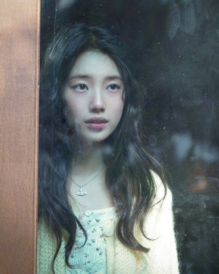 관념적 첫사랑상🤍
가디건 코디로 첫사랑미 낭낭한 뮤비 속 수지🫧 이미지10