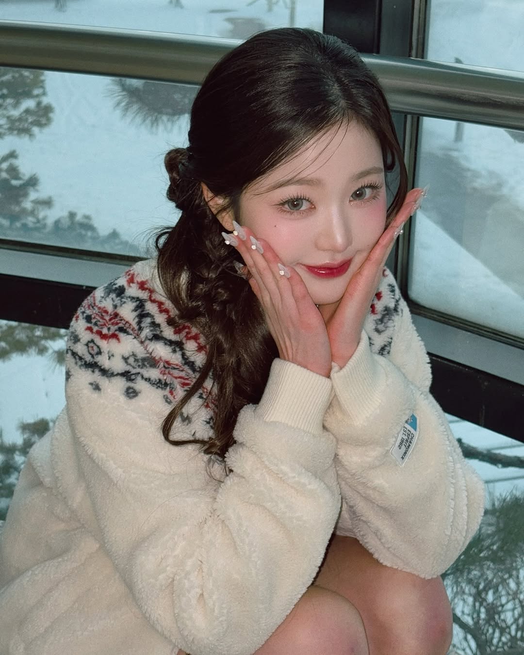 작심한 깻잎 머리의 귀환🍃

앞머리 가르마를 과감하게 타고 귀여운 삔을 꽂으면 완성! 다만 25년 아이돌 트렌드는 웨트한 질감을 살린 앞머리 가닥이 살아있도록 유지하는 것이 포인트입니다. 

굵은 펌으로 레트로한 분위기를 연출하면 고전적인 아름다움이 살아날 거예요. 또 염색모 & 깻잎 머리는 한층 트렌디한 매력을 어필하기에 좋답니다💚 이미지