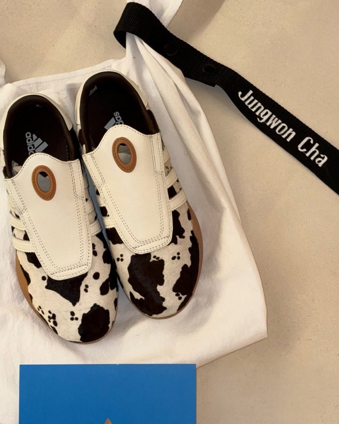 옷잘알 셀럽들이 픽한 아디다스👟
빈티지한 카우 패턴의 이 스니커즈는 아디다스 - 태권도 MEI🖤 이미지