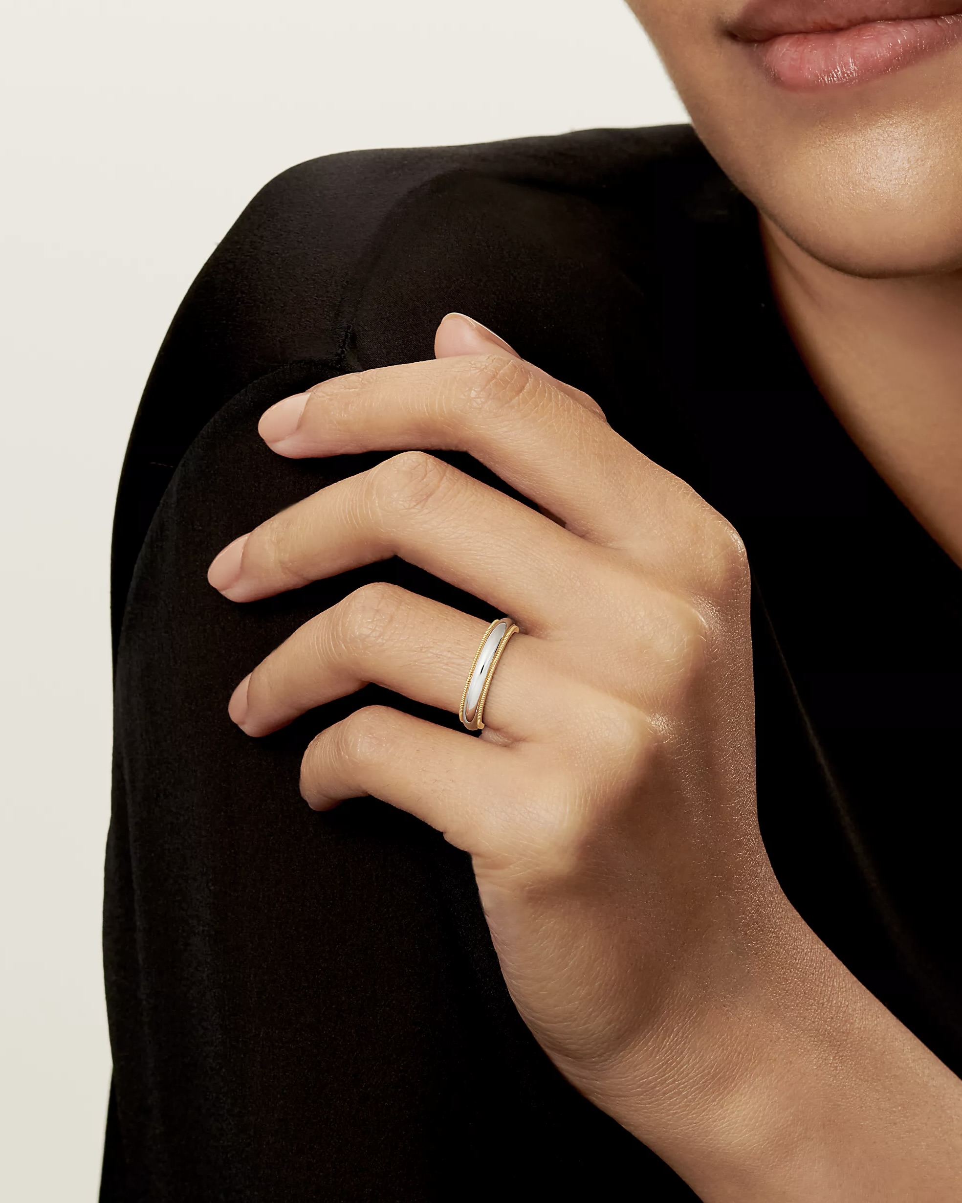 수지와 로제가 선택한 반지 💍✨

수지가 새 디지털 싱글 ‘Come Back’을 발매하며 가수로 돌아왔죠. 따뜻한 감성이 담긴 뮤직비디오에서 눈길을 사로잡은 것은 다름 아닌 수지의 손가락에 반짝이는 반지였습니다. 심플하면서도 확실한 존재감을 드러낸 이 반지는 바로 티파니 앤 코(Tiffany & Co.)의 티파니 투게더 밀그레인 밴드 링인데요.

이 반지는 플래티넘 링에 18K 골드 밀그레인 테두리가 더해져 심플하면서도 우아한 분위기를 자아냅니다. 클래식하고 타임리스한 디자인 덕분에 웨딩 링으로도 인기가 높은데요.

수지뿐만 아니라 블랙핑크 로제 역시 즐겨 착용하는 반지로 유명합니다. 로제는 이 반지를 티파니 앤 코의 엣지 바이패스 링과 레이어드해 연출하곤 하는데요. 군더더기 없는 디자인 덕분에 단독으로 착용해도, 다른 반지와 매치해도 멋스럽죠.

가격 또한 다른 명품 반지들에 비해 합리적인 편입니다. 소재와 두께에 따라 가격이 달라지는데요. 옐로우 골드 3mm 반지는 약 200만 원대, 4mm 반지는 311만 원입니다. 럭셔리하면서도 부담스럽지 않은 디자인 덕분에 데일리 반지로도, 결혼반지로도 손색없는 제품입니다.

우아하면서도 세련된 분위기를 연출하고 싶다면? 수지와 로제의 선택, 티파니 밀그레인 밴드 링을 주목해보세요🩵✨ 이미지9