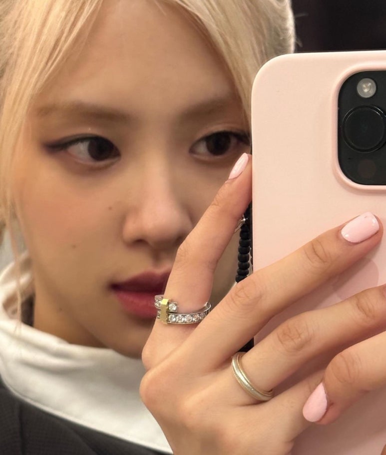 수지와 로제가 선택한 반지 💍✨

수지가 새 디지털 싱글 ‘Come Back’을 발매하며 가수로 돌아왔죠. 따뜻한 감성이 담긴 뮤직비디오에서 눈길을 사로잡은 것은 다름 아닌 수지의 손가락에 반짝이는 반지였습니다. 심플하면서도 확실한 존재감을 드러낸 이 반지는 바로 티파니 앤 코(Tiffany & Co.)의 티파니 투게더 밀그레인 밴드 링인데요.

이 반지는 플래티넘 링에 18K 골드 밀그레인 테두리가 더해져 심플하면서도 우아한 분위기를 자아냅니다. 클래식하고 타임리스한 디자인 덕분에 웨딩 링으로도 인기가 높은데요.

수지뿐만 아니라 블랙핑크 로제 역시 즐겨 착용하는 반지로 유명합니다. 로제는 이 반지를 티파니 앤 코의 엣지 바이패스 링과 레이어드해 연출하곤 하는데요. 군더더기 없는 디자인 덕분에 단독으로 착용해도, 다른 반지와 매치해도 멋스럽죠.

가격 또한 다른 명품 반지들에 비해 합리적인 편입니다. 소재와 두께에 따라 가격이 달라지는데요. 옐로우 골드 3mm 반지는 약 200만 원대, 4mm 반지는 311만 원입니다. 럭셔리하면서도 부담스럽지 않은 디자인 덕분에 데일리 반지로도, 결혼반지로도 손색없는 제품입니다.

우아하면서도 세련된 분위기를 연출하고 싶다면? 수지와 로제의 선택, 티파니 밀그레인 밴드 링을 주목해보세요🩵✨ 이미지3