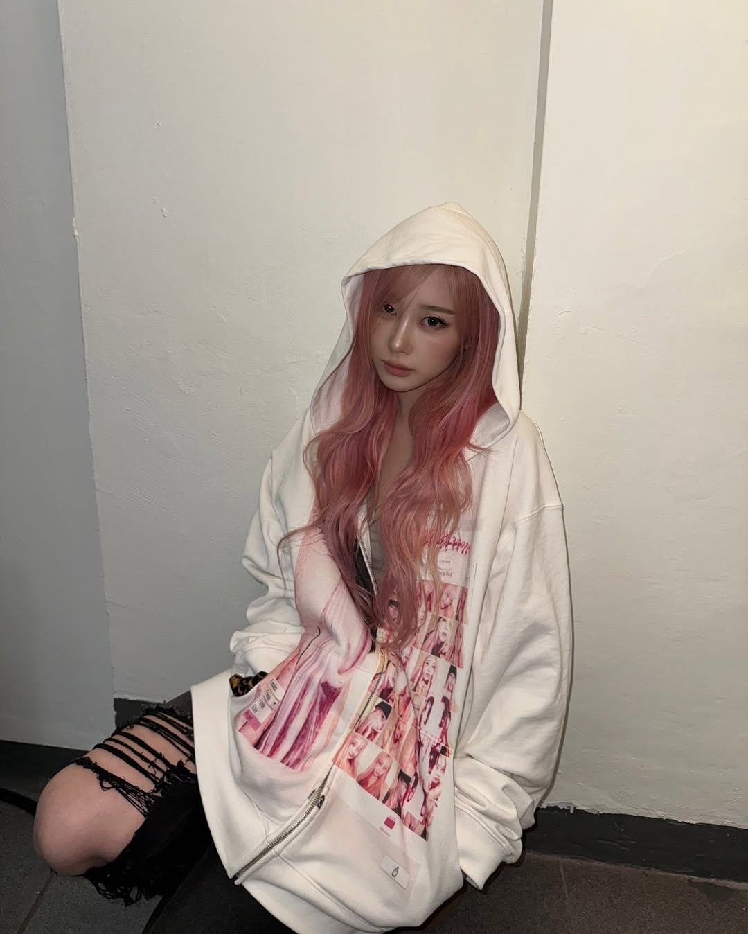 작심한 깻잎 머리의 귀환🍃

앞머리 가르마를 과감하게 타고 귀여운 삔을 꽂으면 완성! 다만 25년 아이돌 트렌드는 웨트한 질감을 살린 앞머리 가닥이 살아있도록 유지하는 것이 포인트입니다. 

굵은 펌으로 레트로한 분위기를 연출하면 고전적인 아름다움이 살아날 거예요. 또 염색모 & 깻잎 머리는 한층 트렌디한 매력을 어필하기에 좋답니다💚 이미지6