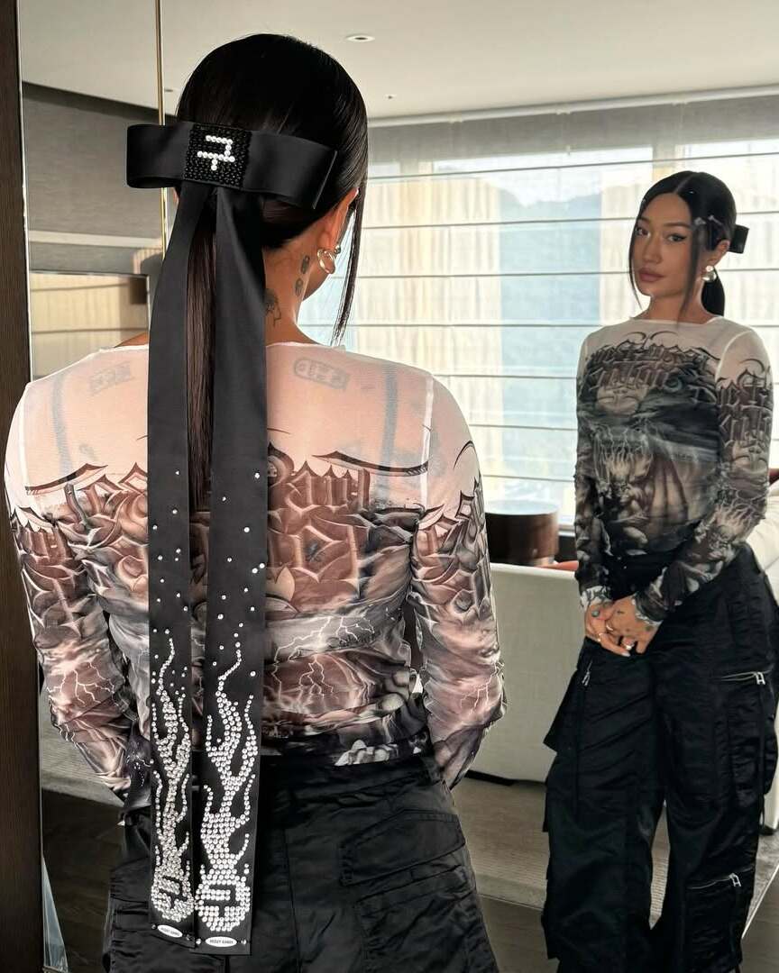 그녀들의 매력은 어디까지인가요💋

요즘 떠오르는 셀럽들의 브랜딩 방법은? 바로 자기에게 찰떡같이 어울리는 의류를 브랜딩하여 새롭게 팬들과 소통하는 것입니다. 사업적인 가능성은 물론 팬들과의 소통도 유용하니 매력적인 비즈니스겠죠! 오늘은 핫한 셀럽 4인의 개인 브랜드를 소개해드릴게요.

1. 카이 by 카일리 제너 - 글로벌 패션 아이콘 카일리 제너가 운영하는 KHY는 미니멀하고 센슈얼한 컬렉션을 선보여요. 라이징 스타 디자이너와 매 시즌 협업하는 것이 특별한 점입니다. 
2. 페기굿즈 by 페기구 - 런던에서 패션을 전공한 그녀답게 아이템 모두 하나같이 존재감이 폭발해요. 룩에 페기굿즈 하나만 더해도 트렌디함을 업시킬 수 있습니다.
3. 스킴스 by 킴 카다시안 - 굴곡 있는 몸매의 끝판왕인 그녀는 자신이 직접 입고 싶은 보정 속옷을 선보여요. 최근 나이키와 콜라보도 진행했습니다.
4. 이나모라타 by 에밀리 라타이코프스키 - 매끈한 몸매의 대표주자인 그녀는 자신의 장점을 살려 비키니 브랜드를 런칭했어요. 본인을 위해 만든 건 아닐까는 의심이 들 정도로 자주 입습니다.

단순 유명세에 힘입어 가성비가 다소 떨어지는 아이템을 만들기 보다 진정 자신이 입고 싶은 의류를 만드는 그들! 럭셔리 브랜드 옷만 입을 것 같은 카일리 제너지만, KHY의 옷은 컨템포러리 브랜드 수준의 가격을 유지하고 있습니다. 트렌드를 주도하는 그녀들의 룩을 따라잡고 싶다면 부담 없이 즐길 수 있는 옵션이 될 거예요. 이미지