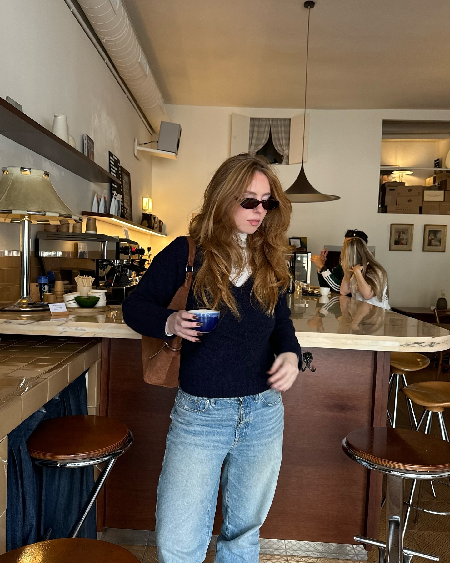어느 아우터에도 착붙👜
보들보들 촉감에 따뜻함☺️스테디 아이템 스웨이드백 이미지6