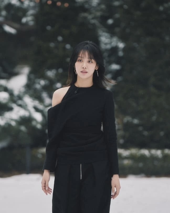 차주영의 올블랙 우아함✨

차주영이 유퀴즈 온 더 블럭에 출연해 반전 매력을 보여주었습니다. 중저음의 차분한 목소리, 진지한 듯 유쾌한 성격까지, 한마디 한마디에 빠져들게 만들었죠.그녀의 패션 역시 눈길을 끌었습니다. 올블랙 룩으로 시크하면서도 우아한 분위기를 연출했죠.

차주영이 착용한 상의는 케이트(Khaite) Tristan Top입니다. 한쪽 어깨를 드러낸 컷아웃 디자인으로, 베이식한 블랙 톱과는 확연히 차별화된 무드를 연출했죠. 단순히 노출이 아니라 절제된 우아함이 느껴지는 포인트가 돋보였습니다. 가격은 293만 원. 함께 착용한 팬츠 또한 같은 브랜드 제품이었는데요. 케이트의 Marine Pants, 가격은 275만 원. 깊은 플리츠 디테일 덕분에 실루엣이 더욱 길고 우아하게 떨어졌어요.

여기에 루이비통 주얼리로 고급스러움을 더했는데요. 얼굴을 더욱 돋보이게 만든 건 옹브레 블라썸 후프 링 이어링, 가격은 1,585만 원. 모노그램 실루엣에 다이아몬드가 세팅돼 우아한 블랙 룩과 완벽하게 어우러졌습니다. 손가락에는 같은 라인의 옹브레 블라썸 오픈 반지, 가격은 423만 원입니다.

과하지 않으면서도 존재감 있는 스타일링이 돋보였죠. 블랙의 절제된 세련미에 주얼리로 은은한 포인트를 더한 그녀의 룩, 완벽하지 않았나요? 유퀴즈에서 패션까지 완벽하게 소화한 그녀, 앞으로의 행보가 더욱 기대됩니다😊✨ 이미지1