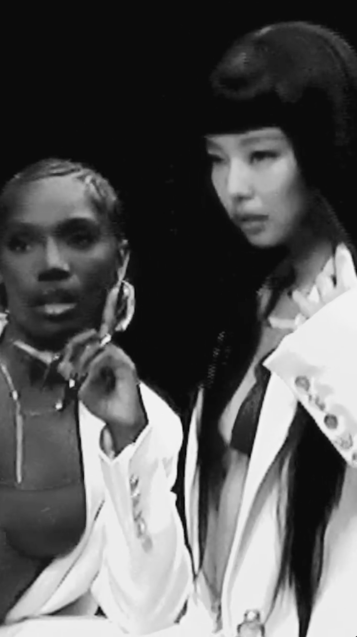 제니, 도이치와 함께한 'Extra L' 티저 영상 공개

제니가 본인의 인스타그램에 도이치와 콜라보한 내일 발매되는 'Extra L'의 티저 영상을 공개했습니다.

해당 영상에는 'Do my ladies run this'라는 가사를 흥얼 거리는 제니의 목소리를 들을 수 있는데요.

'Extra L'을 통해 보다 더 색다른 모습을 보여줄 것 같은 제니의 신곡 'Extra L'은 내일 오후 2시에 발매됩니다. 이미지