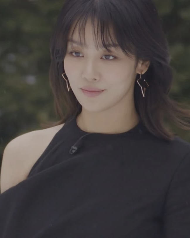 차주영의 올블랙 우아함✨

차주영이 유퀴즈 온 더 블럭에 출연해 반전 매력을 보여주었습니다. 중저음의 차분한 목소리, 진지한 듯 유쾌한 성격까지, 한마디 한마디에 빠져들게 만들었죠.그녀의 패션 역시 눈길을 끌었습니다. 올블랙 룩으로 시크하면서도 우아한 분위기를 연출했죠.

차주영이 착용한 상의는 케이트(Khaite) Tristan Top입니다. 한쪽 어깨를 드러낸 컷아웃 디자인으로, 베이식한 블랙 톱과는 확연히 차별화된 무드를 연출했죠. 단순히 노출이 아니라 절제된 우아함이 느껴지는 포인트가 돋보였습니다. 가격은 293만 원. 함께 착용한 팬츠 또한 같은 브랜드 제품이었는데요. 케이트의 Marine Pants, 가격은 275만 원. 깊은 플리츠 디테일 덕분에 실루엣이 더욱 길고 우아하게 떨어졌어요.

여기에 루이비통 주얼리로 고급스러움을 더했는데요. 얼굴을 더욱 돋보이게 만든 건 옹브레 블라썸 후프 링 이어링, 가격은 1,585만 원. 모노그램 실루엣에 다이아몬드가 세팅돼 우아한 블랙 룩과 완벽하게 어우러졌습니다. 손가락에는 같은 라인의 옹브레 블라썸 오픈 반지, 가격은 423만 원입니다.

과하지 않으면서도 존재감 있는 스타일링이 돋보였죠. 블랙의 절제된 세련미에 주얼리로 은은한 포인트를 더한 그녀의 룩, 완벽하지 않았나요? 유퀴즈에서 패션까지 완벽하게 소화한 그녀, 앞으로의 행보가 더욱 기대됩니다😊✨ 이미지5