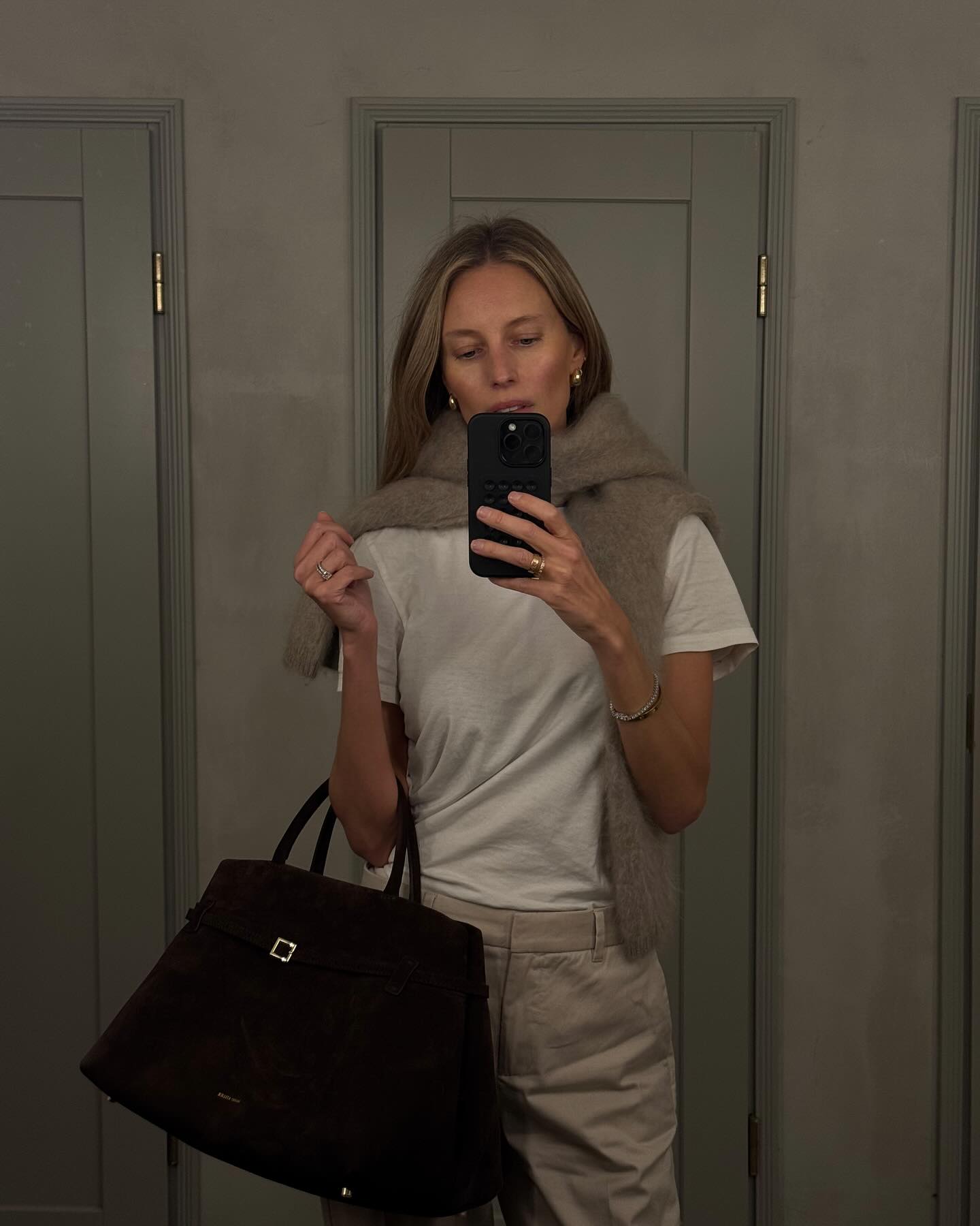 어느 아우터에도 착붙👜
보들보들 촉감에 따뜻함☺️스테디 아이템 스웨이드백 이미지5