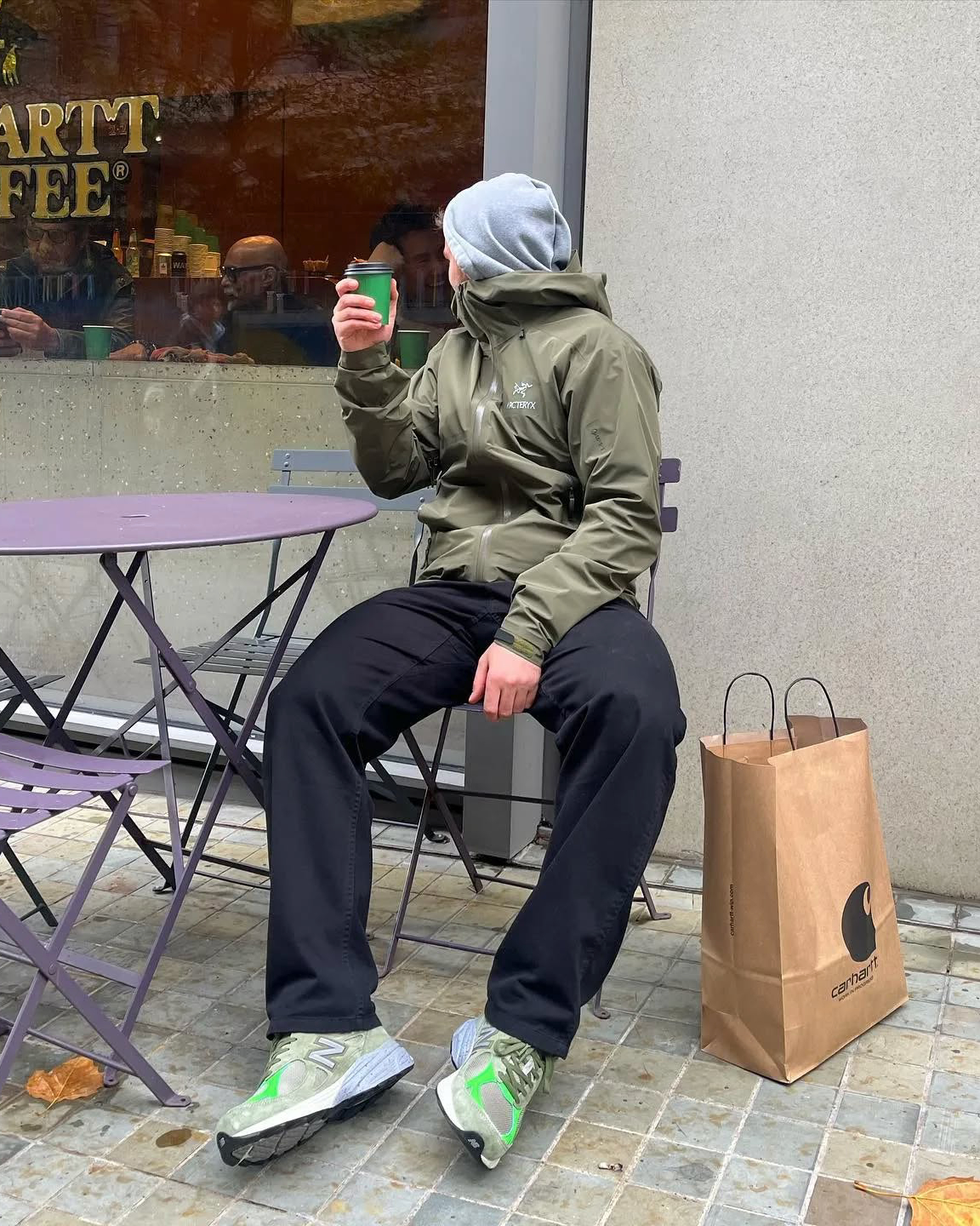 칼하트 입고 라떼 한 잔 어때?☕
추운 날씨, 칼하트입고 스타일은 따뜻하게 커피는 더 따뜻하게🔥 이미지