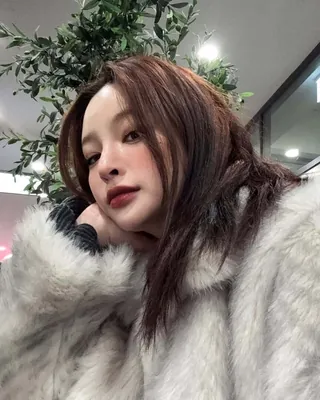 띵동 구미호 왔습니다🦊
퍼는 잘못 입으면 부해 보인다는 오명을 갖고 있는 아이템이에요. 하지만 멋스러운 퍼는 스타일과 보온성 면에서 패딩 부럽지 않답니다. 다채로운 퍼 컬러 중 특히나 오묘한 컬러의 퍼가 인기를 끌고 있는데요. 마치 백여우를 연상케 하는 매력적인 컬러와 실루엣 덕분인 듯합니다.
신비로운 분위기를 자아낼 수 있는 독특한 컬러 퍼자켓 매력에 빠져보시죠🤍 이미지
