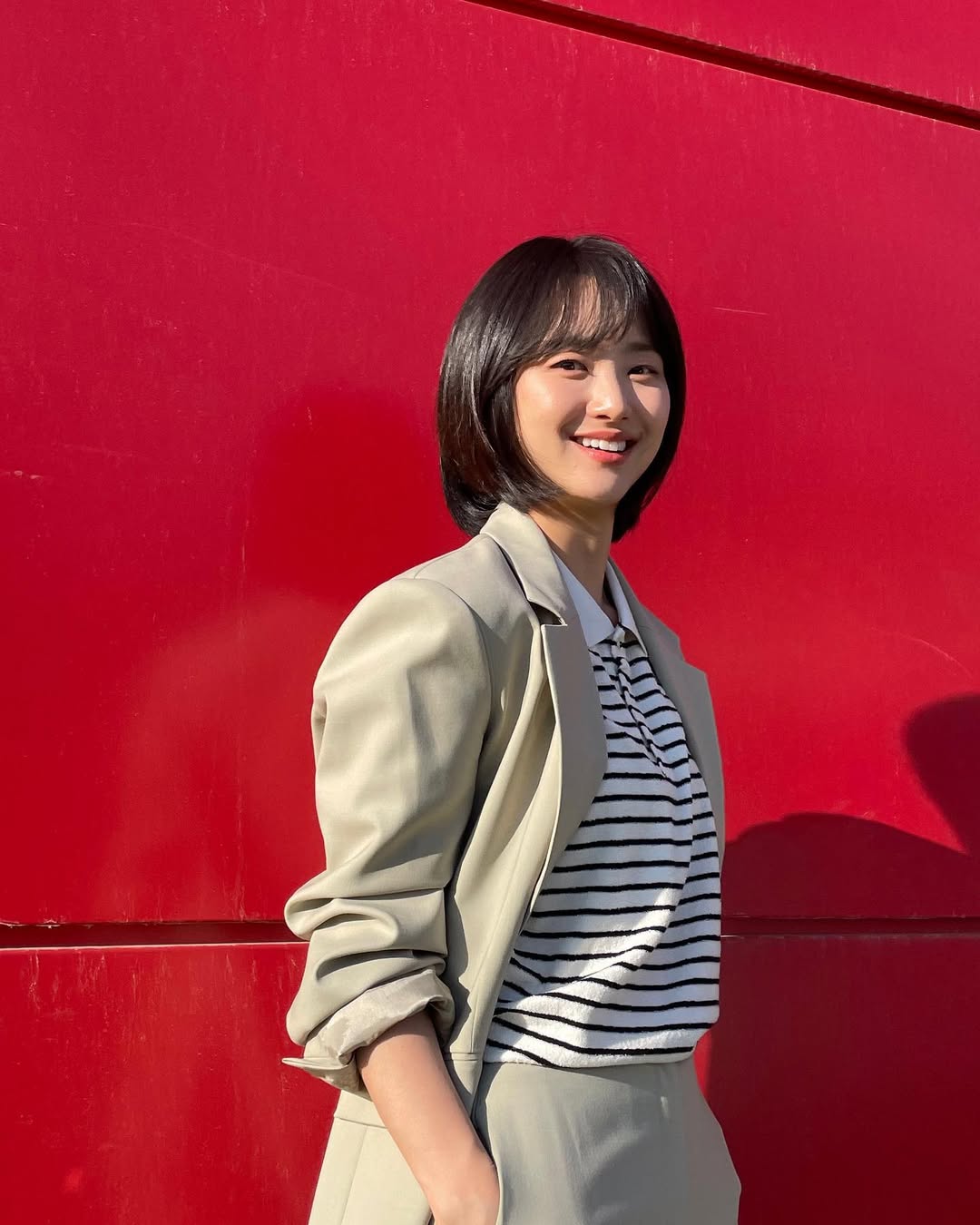 이색 이력을 가진 여배우 4인✨

배우의 꿈에 새로이 도전했던 그녀들! 역시 늦은 건 키즈모델뿐일까요? 선하고 차분한 인상과는 다소 상반되게 도전적으로 삶을 일구어 나가는 모습이 인상적입니다.

그렇다면 한국인이 좋아하는 상견례 프리패스상의 그녀들은 데뷔 전 어떤 직업을 가졌을까요?

1. 표예진 - 대한항공 최연소 승무원
2. 진기주 - IT 컨설턴트부터 기자까지 거친 회사원
3. 고민시 - 웨딩플래너
4. 원진아 - 각종 아르바이트를 섭렵한 생계형 이력 보유

배우라는 꿈에 닿기 위해 색다른 길을 거쳐온 그녀들! 원하는 직업을 모두 가질 수 있었던 비결에 대해 그녀들은 인터뷰에서 매일 하루에 열심을 다하는 것이 포인트라고 밝혔습니다. 뻔한 대답일 수도 있지만 한결같이 같은 대답을 하는 그녀들에게서 긍정적인 태도를 배울 수 있을 듯합니다. 이미지7