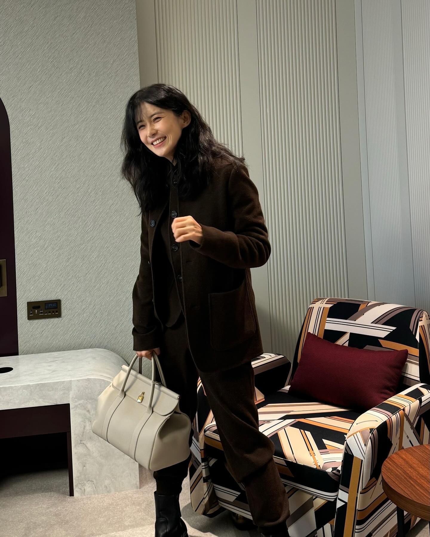 로로피아나 룸백, 살펴보자🔍
요즘 계속 눈에 띄는 백이 있죠. 바로 로로피아나(Loro Piana)의 ‘룸백(loom Bag)’입니다. 클래식하면서도 우아한 실루엣 덕분에 김희애, 고소영, 이보영, 이지아 등 스타일리쉬한 셀럽들이 연이어 선택한 가방인데요.
김희애는 베이지 컬러의 셋업에 로로피아나 룸백을 매치해 세련되면서도 편안한 리조트 룩을 연출했습니다. 자연스럽게 흐르는 실루엣과 가방의 고급스러운 가죽 질감이 완벽하게 어우러졌죠. 고소영 역시 데일리 룩에 룸백을 활용했는데요. 체크 패턴 블라우스와 블랙 하의를 매치한 클래식한 스타일링에 브라운 컬러 룸백을 들어 더욱 고급스러운 분위기를 완성했습니다.
이보영은 룸백의 미니멀한 디자인을 극대화하는 스타일링을 선보였습니다. 어두운 원톤 룩에 크림 컬러 룸백을 매치해 시크하면서도 우아한 무드를 연출했죠. 상반된 컬러 조합 덕분에 가방이 더욱 돋보이네요. 한편, 이지아는 한층 더 캐주얼한 분위기로 연출했습니다. 스트라이프 톱과 와이드 팬츠에 브라운 톤의 캔버스 룸백을 매치해 보다 편안하면서도 감각적인 스타일을 완성했죠.
룸백이 사랑받는 이유는 단순히 디자인 때문만이 아닙니다. 부드러운 최고급 가죽 소재와 골드 디테일이 어우러져 클래식하면서도 실용적인 면모를 갖췄죠. 포멀한 룩에는 우아하게, 캐주얼한 스타일에는 세련된 무드를 더하는 아이템입니다.
룸백은 L25와 L32 두 가지 사이즈로 출시되는데요. 가죽 기준 작은 사이즈는 669만 원, 큰 사이즈는 739만 원입니다.
고급스러우면서도 흔하지 않은 아이템을 찾고 계신다면, 로로피아나 룸백을 고려해 보세요✨ 이미지4