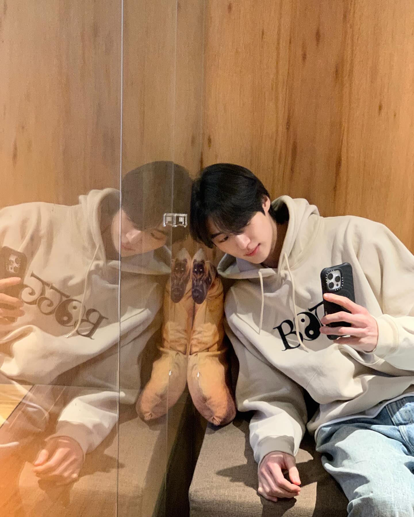 퇴근 전 변우석 남친짤 투척💙
회사 근처 카페에서 후드티 입고 기다리는 캐주얼한 모습, 찐남친 느낌...❤️ 이미지8