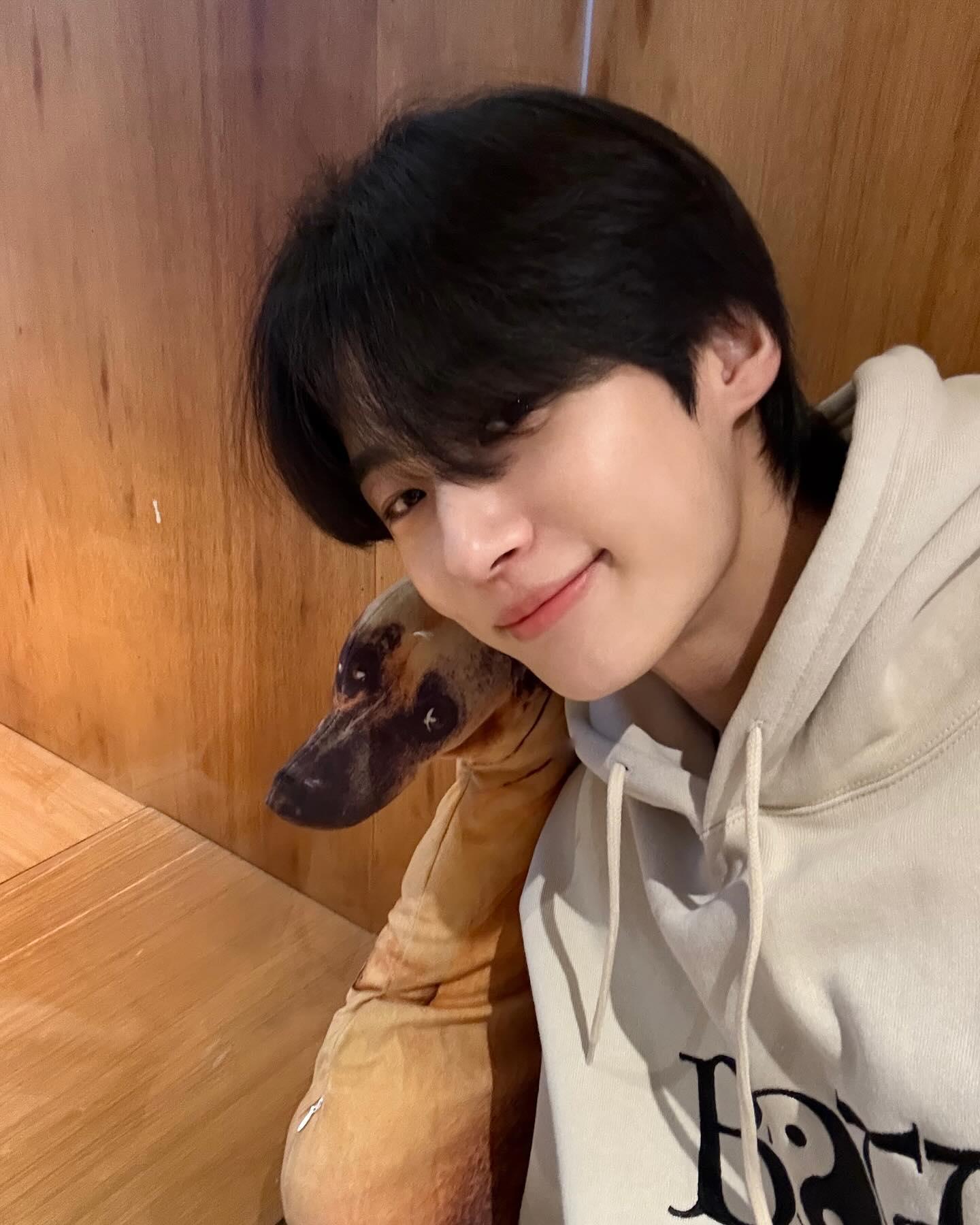 퇴근 전 변우석 남친짤 투척💙
회사 근처 카페에서 후드티 입고 기다리는 캐주얼한 모습, 찐남친 느낌...❤️ 이미지
