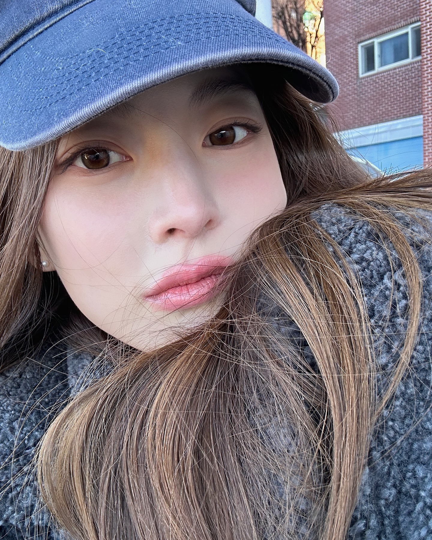 촉촉한 눈빛의 비결👀셀럽 렌즈 4

메이크업에서 중요한 역할을 하는 렌즈는 많은 사람들이 즐겨 사용하는 아이템인데요. 자연스러운 스타일부터 화려한 스타일까지, 취향에 맞춰 셀럽들이 즐겨 사용하는 렌즈 4가지를 소개해 드릴게요.🩵

1. 임보라 - 오렌즈 비비링 브라운
2. 청하 - 하파크리스틴 시크리티브 원데이 더스크브라운
3. 로제 - 오렌즈 비비링 초코
4. 아사 - 하파크리스틴 돌리 크리스틴 그레이 이미지