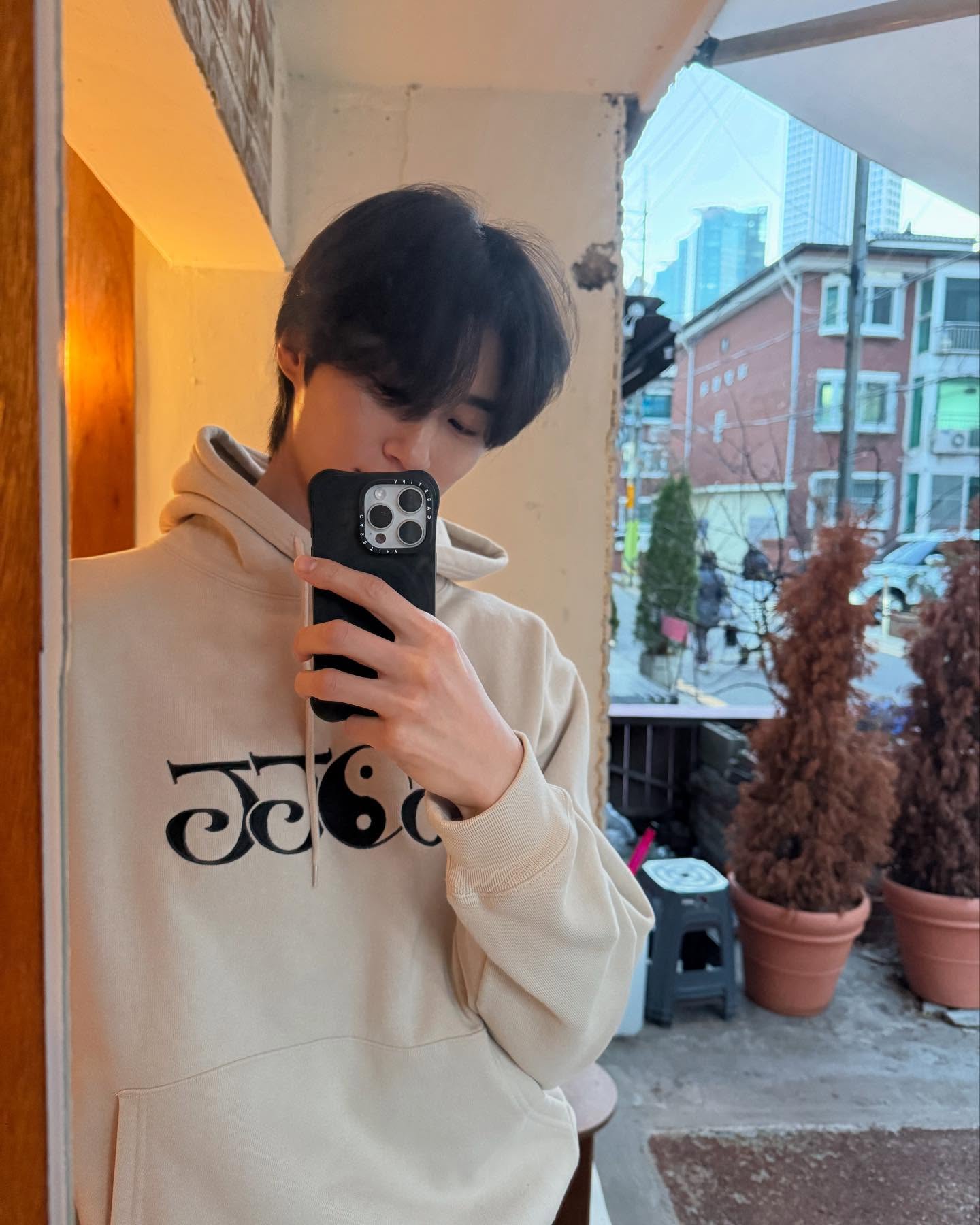 퇴근 전 변우석 남친짤 투척💙
회사 근처 카페에서 후드티 입고 기다리는 캐주얼한 모습, 찐남친 느낌...❤️ 이미지6