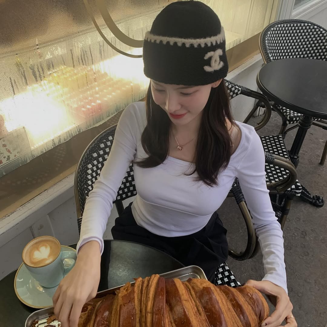 샤넬 비니로 겨울 패피되기🖤
로고만 봐도 설레이는 브랜드 샤넬! 하지만 소위 '넘사' 가격대 때문에 진입을 망설이기도 하죠. 샤넬 로고 비니는 1백만 원 대로 상대적으로 접근성 있는(?) 가격이랍니다.
한 번 사두면 대대손손 물려주고 싶을 만큼 아이코닉하고 클래식한 디자인이라 유용합니다. 밋밋한 착장에 샤넬 비니 하나만 더해도 스타일리시함이 배가 되니까요! 이미지6