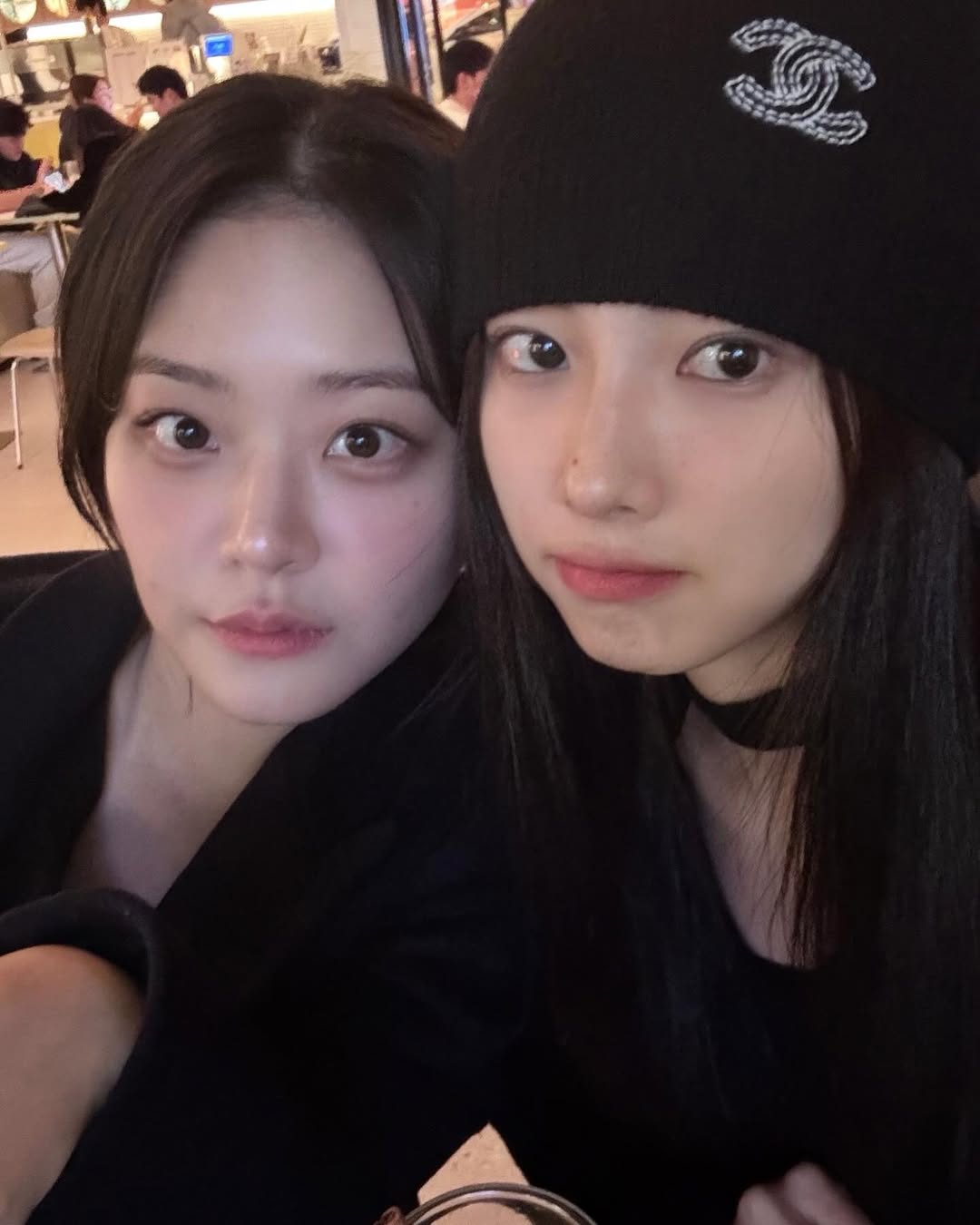 샤넬 비니로 겨울 패피되기🖤
로고만 봐도 설레이는 브랜드 샤넬! 하지만 소위 '넘사' 가격대 때문에 진입을 망설이기도 하죠. 샤넬 로고 비니는 1백만 원 대로 상대적으로 접근성 있는(?) 가격이랍니다.
한 번 사두면 대대손손 물려주고 싶을 만큼 아이코닉하고 클래식한 디자인이라 유용합니다. 밋밋한 착장에 샤넬 비니 하나만 더해도 스타일리시함이 배가 되니까요! 이미지2