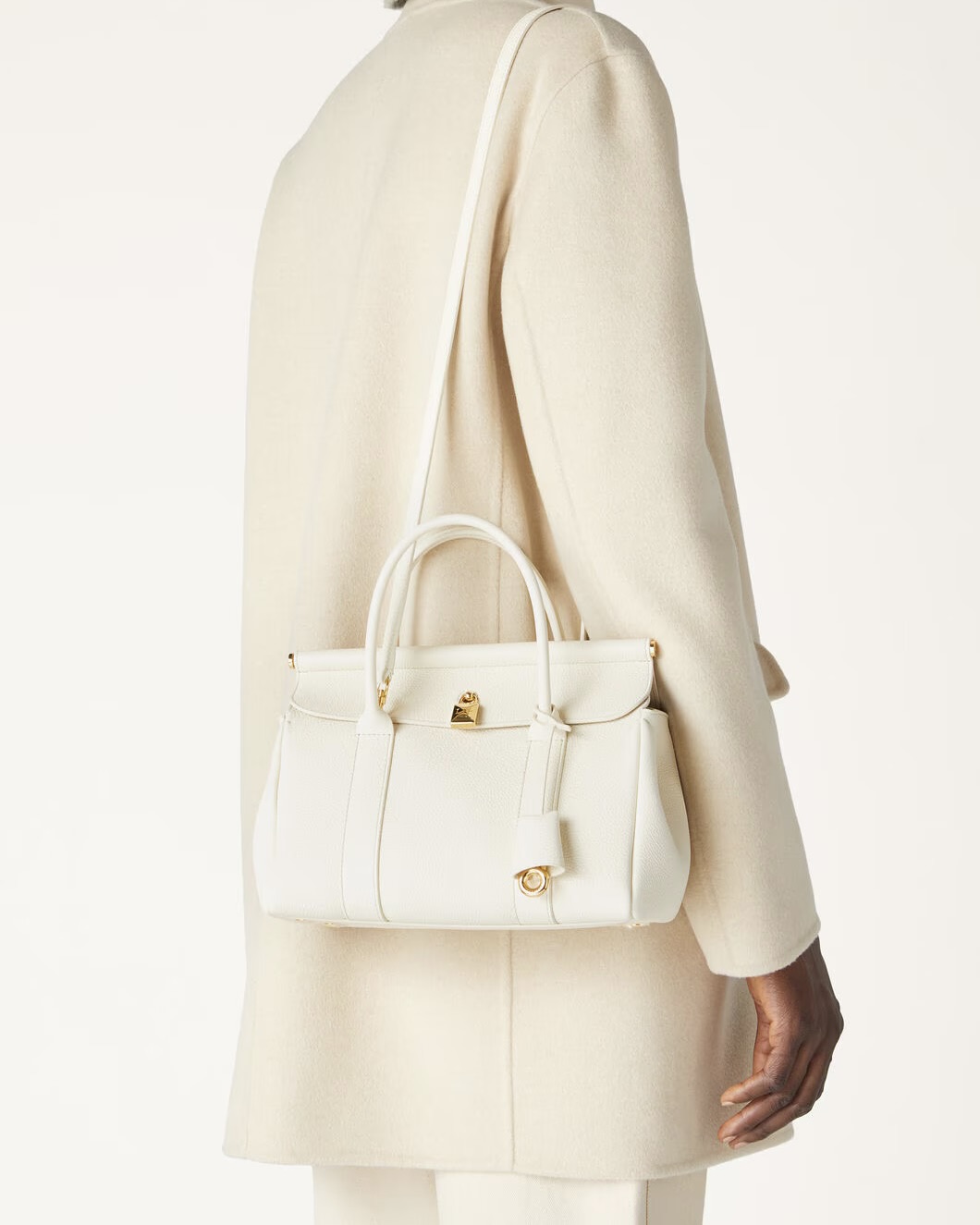 로로피아나 룸백, 살펴보자🔍
요즘 계속 눈에 띄는 백이 있죠. 바로 로로피아나(Loro Piana)의 ‘룸백(loom Bag)’입니다. 클래식하면서도 우아한 실루엣 덕분에 김희애, 고소영, 이보영, 이지아 등 스타일리쉬한 셀럽들이 연이어 선택한 가방인데요.
김희애는 베이지 컬러의 셋업에 로로피아나 룸백을 매치해 세련되면서도 편안한 리조트 룩을 연출했습니다. 자연스럽게 흐르는 실루엣과 가방의 고급스러운 가죽 질감이 완벽하게 어우러졌죠. 고소영 역시 데일리 룩에 룸백을 활용했는데요. 체크 패턴 블라우스와 블랙 하의를 매치한 클래식한 스타일링에 브라운 컬러 룸백을 들어 더욱 고급스러운 분위기를 완성했습니다.
이보영은 룸백의 미니멀한 디자인을 극대화하는 스타일링을 선보였습니다. 어두운 원톤 룩에 크림 컬러 룸백을 매치해 시크하면서도 우아한 무드를 연출했죠. 상반된 컬러 조합 덕분에 가방이 더욱 돋보이네요. 한편, 이지아는 한층 더 캐주얼한 분위기로 연출했습니다. 스트라이프 톱과 와이드 팬츠에 브라운 톤의 캔버스 룸백을 매치해 보다 편안하면서도 감각적인 스타일을 완성했죠.
룸백이 사랑받는 이유는 단순히 디자인 때문만이 아닙니다. 부드러운 최고급 가죽 소재와 골드 디테일이 어우러져 클래식하면서도 실용적인 면모를 갖췄죠. 포멀한 룩에는 우아하게, 캐주얼한 스타일에는 세련된 무드를 더하는 아이템입니다.
룸백은 L25와 L32 두 가지 사이즈로 출시되는데요. 가죽 기준 작은 사이즈는 669만 원, 큰 사이즈는 739만 원입니다.
고급스러우면서도 흔하지 않은 아이템을 찾고 계신다면, 로로피아나 룸백을 고려해 보세요✨ 이미지8