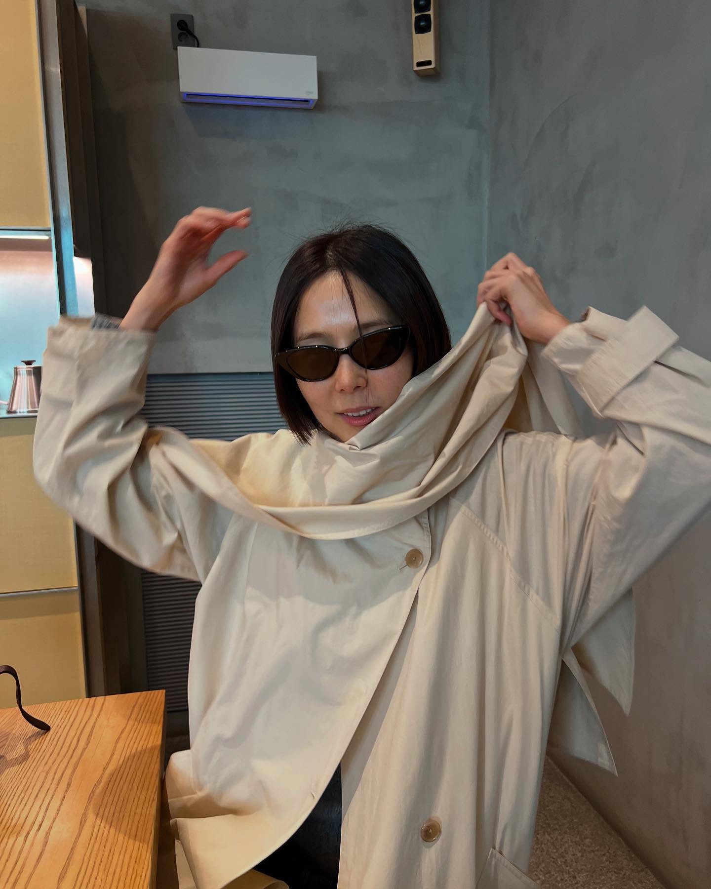아우터에 이거 하나만 추가해도💯

아우터 하나만 잘 활용해도 스타일 지수가 확 올라가는 계절, 봄이 다가오고 있습니다. 하지만 같은 아우터라도 어떻게 걸치느냐에 따라 분위기가 완전히 달라질 수 있다는 사실, 알고 계셨나요? 켄달 제너와 김나영이 보여준 ‘한 끗 차이’ 스타일링이 바로 그 예시입니다. 두 사람은 아우터를 단순히 입는 것이 아니라, 어깨에 자연스럽게 무언가를 둘러 세련된 룩을 완성했죠.

켄달 제너는 겨울부터 이런 룩을 즐겨 입었는데요. 클래식한 블랙 팬츠에 브라운 재킷, 그리고 그 위에 숄을 어깨에 무심하게 걸쳐 시크한 매력을 극대화했습니다. 여기에 빵 모자와 선글라스를 더해 캐주얼하면서도 스타일리시한 분위기를 연출했죠.
최근에는 숄이 한 겹 걸쳐진 듯한 카키색 코트를 선택했는데요. 기본 코트보다 한층 더 스타일리시한 느낌이 들지 않나요?

김나영 역시 비슷한 스타일링을 보여주었죠. 켄달과 비슷한 디자인의 숄 디테일이 있는 트렌치코트를 착용해 독특한 실루엣을 만들었습니다. 마치 숄을 두른 듯한 이 디자인 덕분에 한층 감각적인 룩이 완성되었죠. 이너로는 심플한 니트와 데님을 매치해 내추럴하면서도 세련된 느낌을 살렸습니다.

이렇게 무언가를 어깨에 걸치는 스타일링은 생각보다 쉽지만, 한 끗 차이로 큰 변화를 줄 수 있는 방법입니다. 단순히 코트를 입는 것보다 자연스럽고 고급스러운 분위기를 연출할 수 있죠. 특히 간절기에는 아침저녁으로는 숄을 걸치고, 낮에는 가볍게 다니는 스타일링을 활용하면 실용적이면서도 멋스럽게 연출할 수 있습니다.

이번 봄, 평범한 스타일링이 지루하다면 어깨에 살짝 둘러보는 건 어떨까요? 한 끗 차이로 더욱 세련된 룩을 완성할 수 있을 거예요🌿✨ 이미지