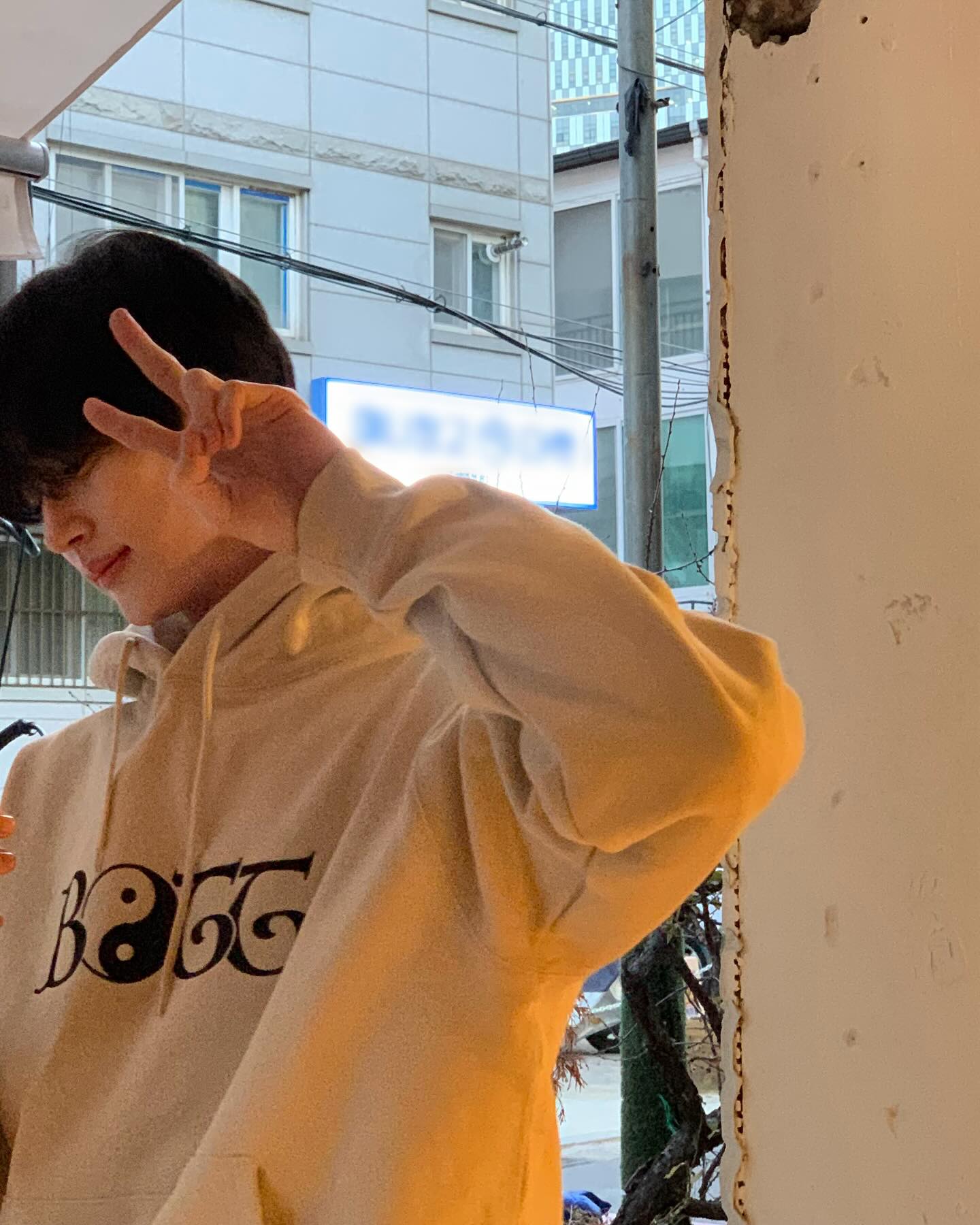 퇴근 전 변우석 남친짤 투척💙
회사 근처 카페에서 후드티 입고 기다리는 캐주얼한 모습, 찐남친 느낌...❤️ 이미지2