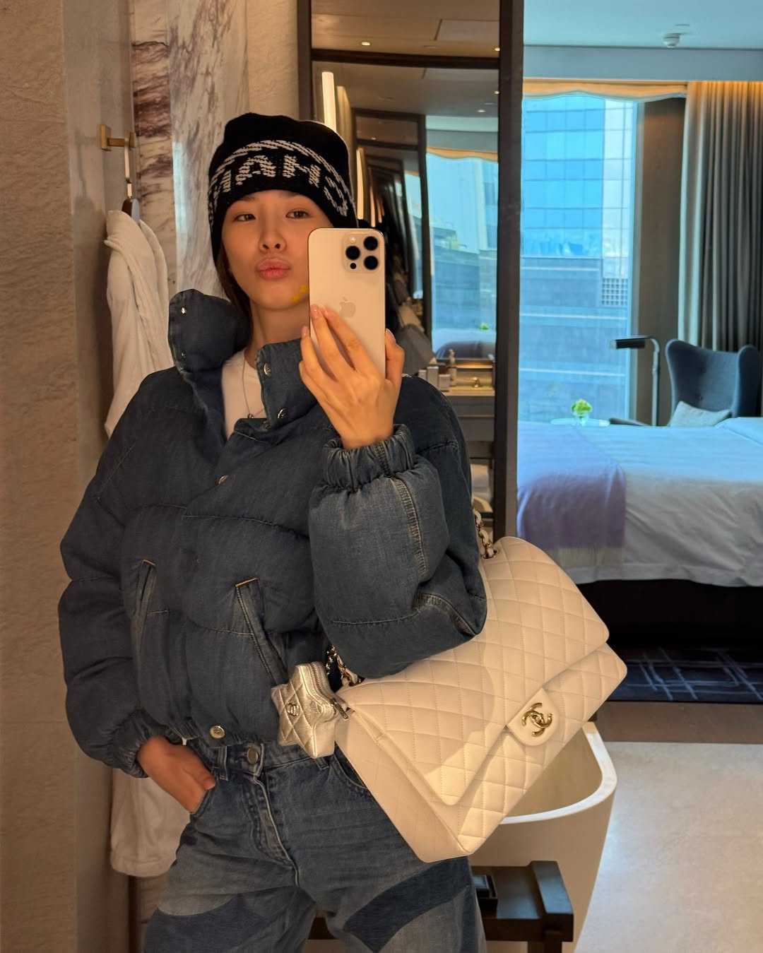 샤넬 비니로 겨울 패피되기🖤
로고만 봐도 설레이는 브랜드 샤넬! 하지만 소위 '넘사' 가격대 때문에 진입을 망설이기도 하죠. 샤넬 로고 비니는 1백만 원 대로 상대적으로 접근성 있는(?) 가격이랍니다.
한 번 사두면 대대손손 물려주고 싶을 만큼 아이코닉하고 클래식한 디자인이라 유용합니다. 밋밋한 착장에 샤넬 비니 하나만 더해도 스타일리시함이 배가 되니까요! 이미지4