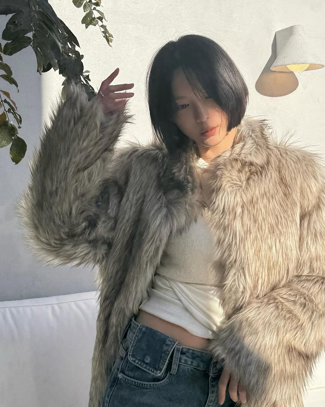 띵동 구미호 왔습니다🦊

퍼는 잘못 입으면 부해 보인다는 오명을 갖고 있는 아이템이에요. 하지만 멋스러운 퍼는 스타일과 보온성 면에서 패딩 부럽지 않답니다. 다채로운 퍼 컬러 중 특히나 오묘한 컬러의 퍼가 인기를 끌고 있는데요. 마치 백여우를 연상케 하는 매력적인 컬러와 실루엣 덕분인 듯합니다.

신비로운 분위기를 자아낼 수 있는 독특한 컬러 퍼자켓 매력에 빠져보시죠🤍 이미지