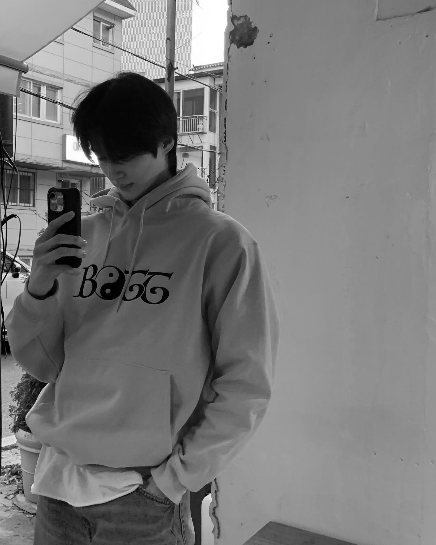 퇴근 전 변우석 남친짤 투척💙
회사 근처 카페에서 후드티 입고 기다리는 캐주얼한 모습, 찐남친 느낌...❤️ 이미지4