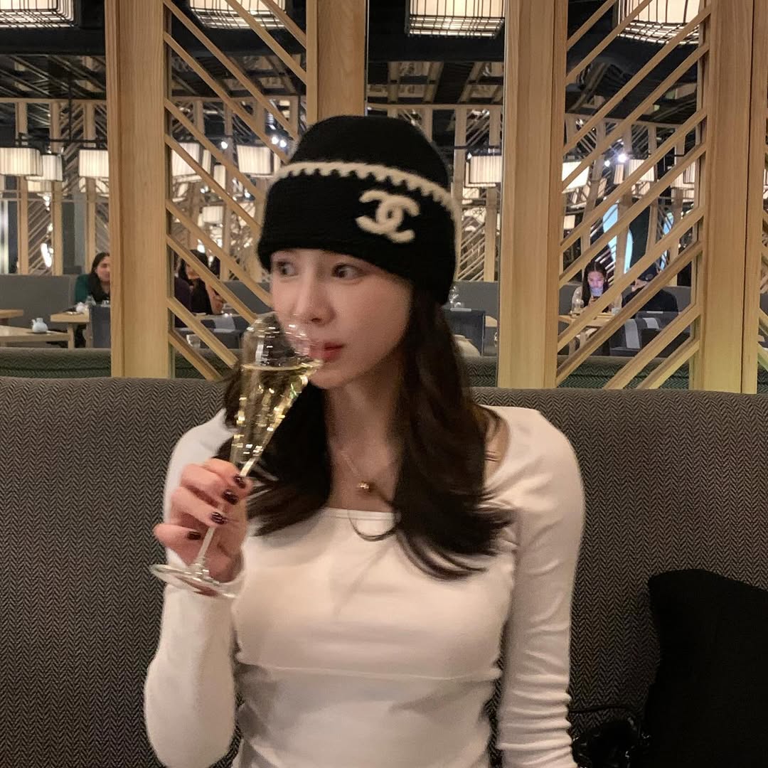 샤넬 비니로 겨울 패피되기🖤

로고만 봐도 설레이는 브랜드 샤넬! 하지만 소위 '넘사' 가격대 때문에 진입을 망설이기도 하죠. 샤넬 로고 비니는 1백만 원 대로 상대적으로 접근성 있는(?) 가격이랍니다.

한 번 사두면 대대손손 물려주고 싶을 만큼 아이코닉하고 클래식한 디자인이라 유용합니다. 밋밋한 착장에 샤넬 비니 하나만 더해도 스타일리시함이 배가 되니까요! 이미지