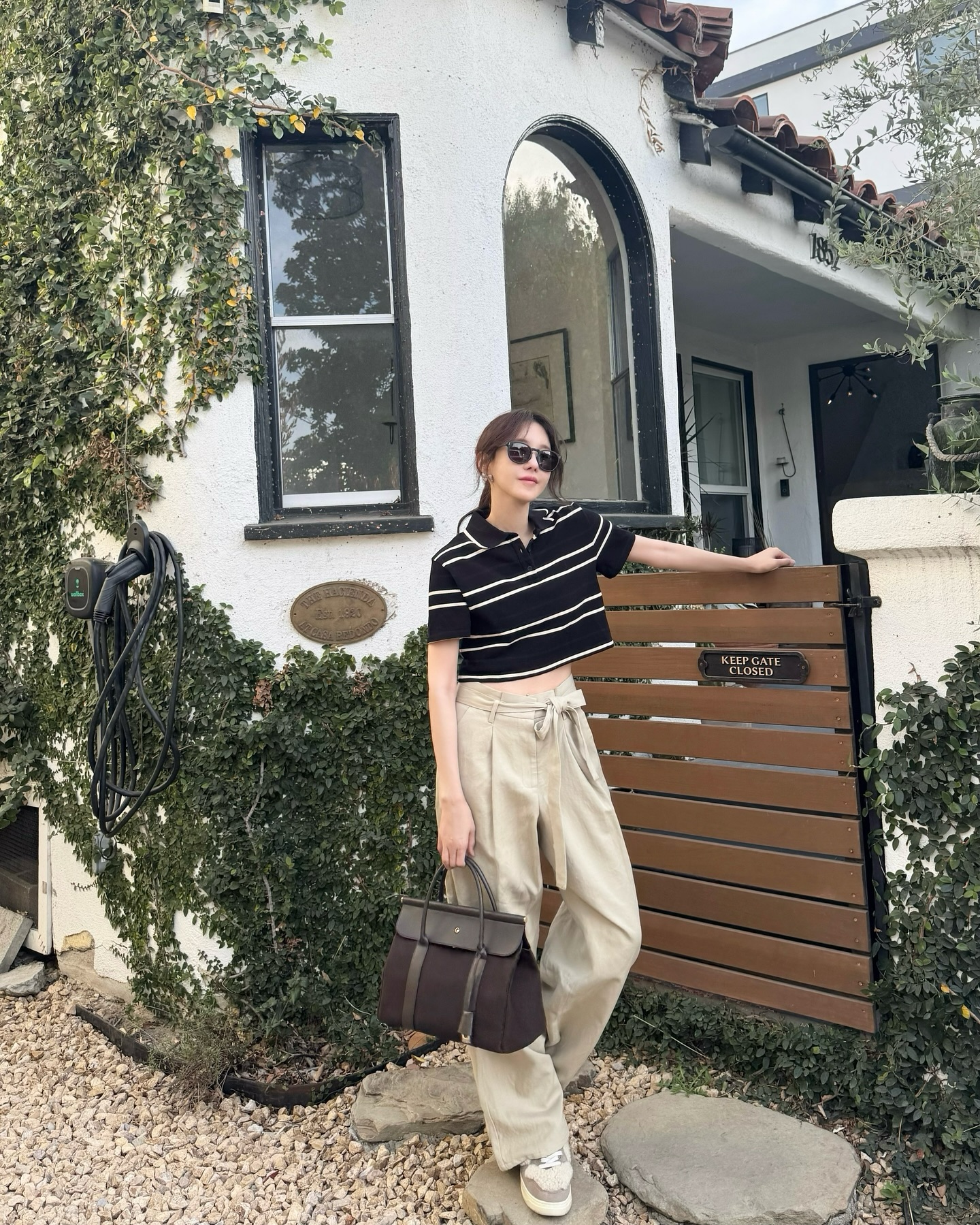 로로피아나 룸백, 살펴보자🔍
요즘 계속 눈에 띄는 백이 있죠. 바로 로로피아나(Loro Piana)의 ‘룸백(loom Bag)’입니다. 클래식하면서도 우아한 실루엣 덕분에 김희애, 고소영, 이보영, 이지아 등 스타일리쉬한 셀럽들이 연이어 선택한 가방인데요.
김희애는 베이지 컬러의 셋업에 로로피아나 룸백을 매치해 세련되면서도 편안한 리조트 룩을 연출했습니다. 자연스럽게 흐르는 실루엣과 가방의 고급스러운 가죽 질감이 완벽하게 어우러졌죠. 고소영 역시 데일리 룩에 룸백을 활용했는데요. 체크 패턴 블라우스와 블랙 하의를 매치한 클래식한 스타일링에 브라운 컬러 룸백을 들어 더욱 고급스러운 분위기를 완성했습니다.
이보영은 룸백의 미니멀한 디자인을 극대화하는 스타일링을 선보였습니다. 어두운 원톤 룩에 크림 컬러 룸백을 매치해 시크하면서도 우아한 무드를 연출했죠. 상반된 컬러 조합 덕분에 가방이 더욱 돋보이네요. 한편, 이지아는 한층 더 캐주얼한 분위기로 연출했습니다. 스트라이프 톱과 와이드 팬츠에 브라운 톤의 캔버스 룸백을 매치해 보다 편안하면서도 감각적인 스타일을 완성했죠.
룸백이 사랑받는 이유는 단순히 디자인 때문만이 아닙니다. 부드러운 최고급 가죽 소재와 골드 디테일이 어우러져 클래식하면서도 실용적인 면모를 갖췄죠. 포멀한 룩에는 우아하게, 캐주얼한 스타일에는 세련된 무드를 더하는 아이템입니다.
룸백은 L25와 L32 두 가지 사이즈로 출시되는데요. 가죽 기준 작은 사이즈는 669만 원, 큰 사이즈는 739만 원입니다.
고급스러우면서도 흔하지 않은 아이템을 찾고 계신다면, 로로피아나 룸백을 고려해 보세요✨ 이미지5