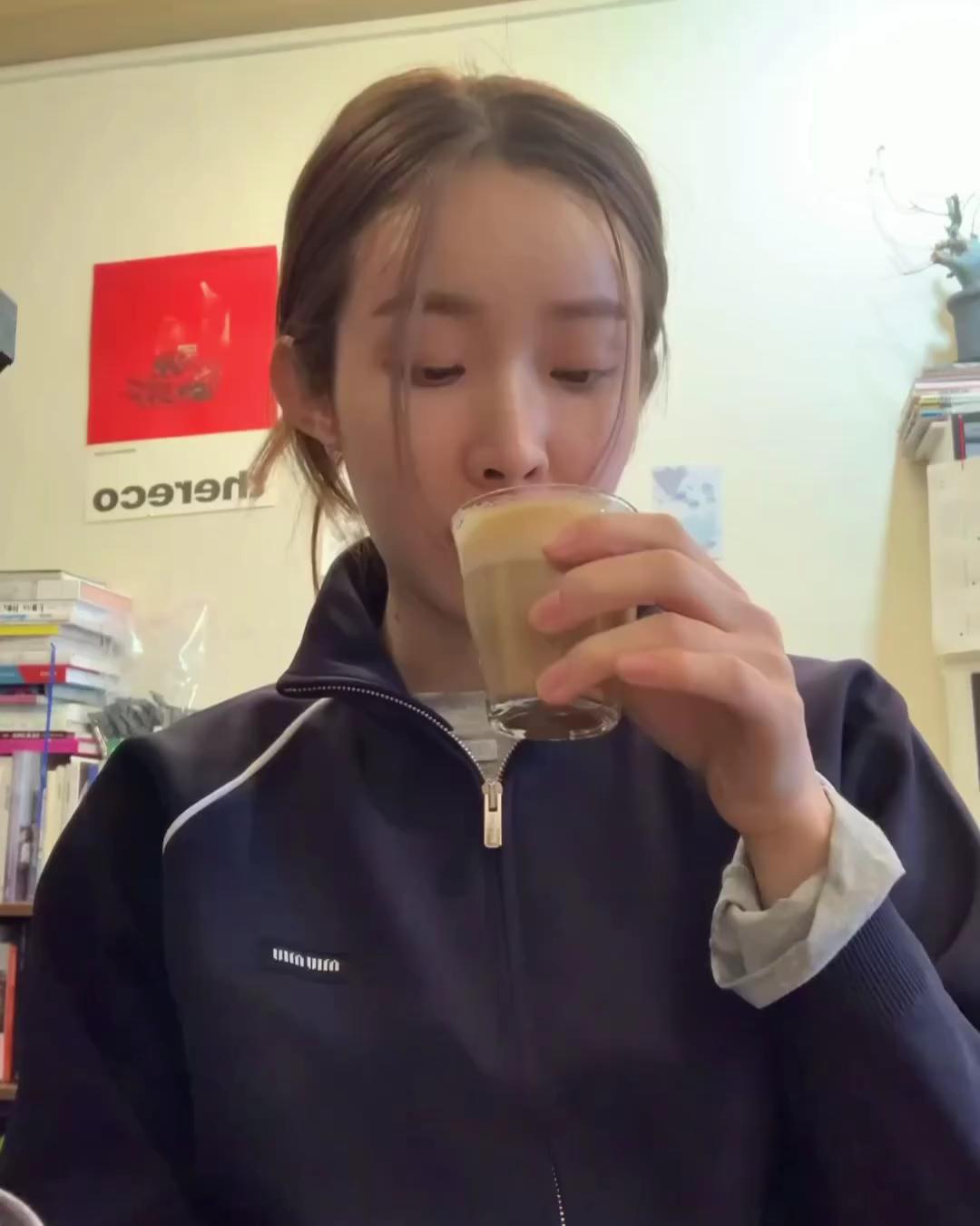 셀럽들의 SNS 속 그 카페☕️🍠
쉬는 날, 가족, 친구, 연인과 함께 분위기 좋은 카페에서 힐링하는 것만큼 기분 좋은 일이 없죠. 그래서 준비한, 셀럽들도 자주 찾는 카페 6곳을 소개할게요!🤎
1. 성수 하츠하우스
2. 서촌 온고잉
3. 망원동 비번
4. 연희동 다크에디션커피
5. 성수 웜 브라운
6. 약수 와일드 덕 이미지